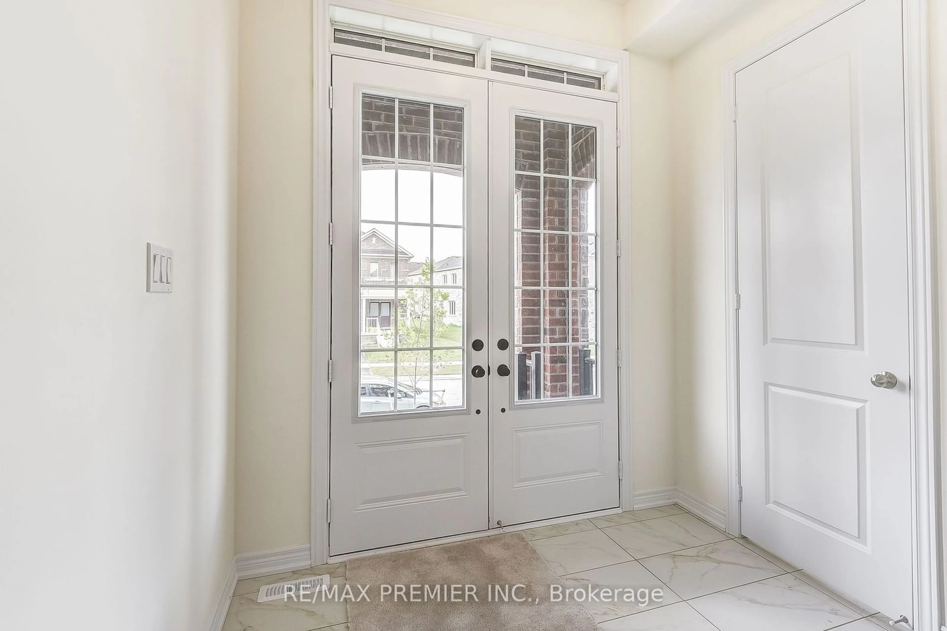 Indoor entryway for 219 Fallharvest Way, Whitchurch-Stouffville Ontario L4A 0S1