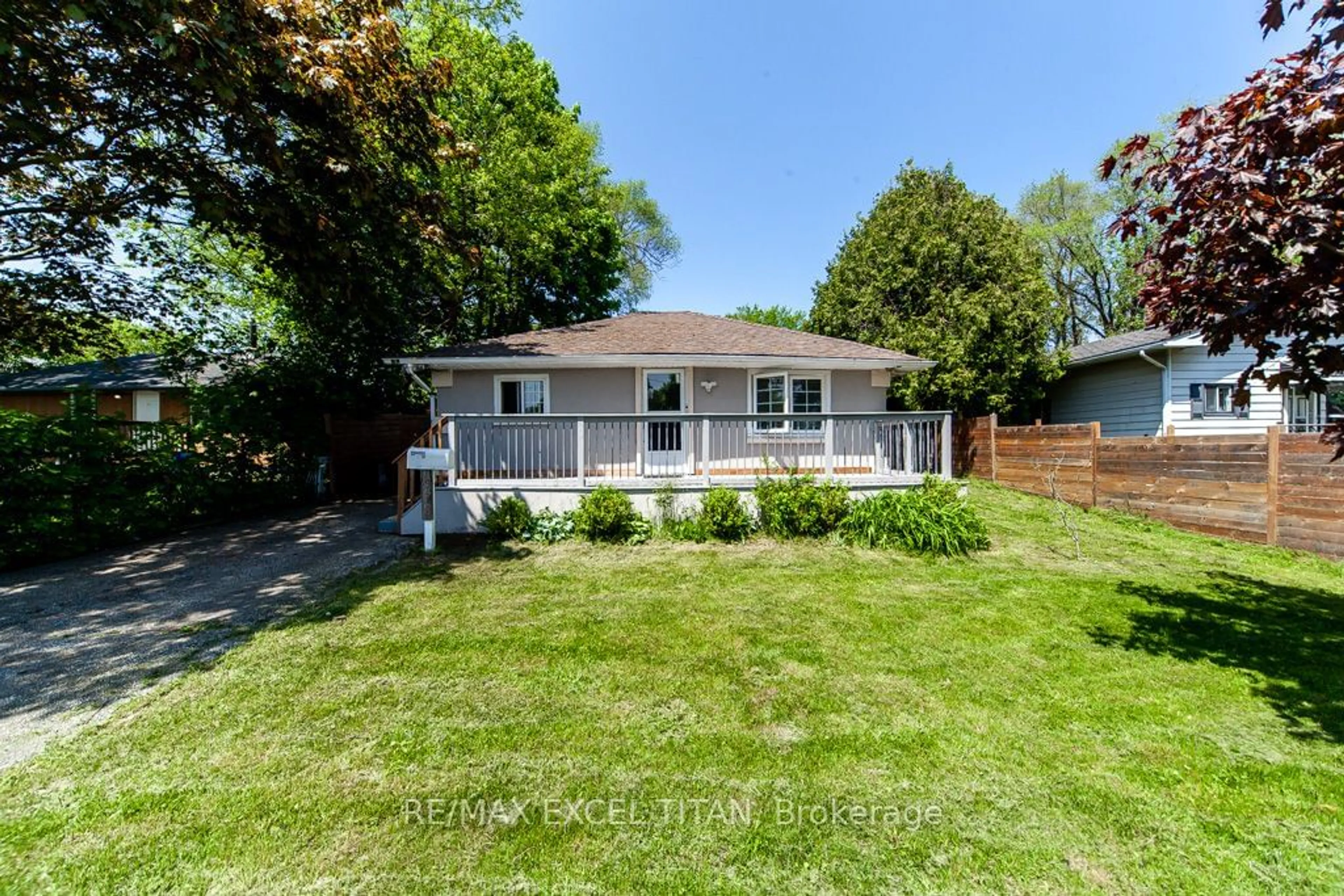 Frontside or backside of a home for 278 Pasadena Dr, Georgina Ontario L4P 2Y9