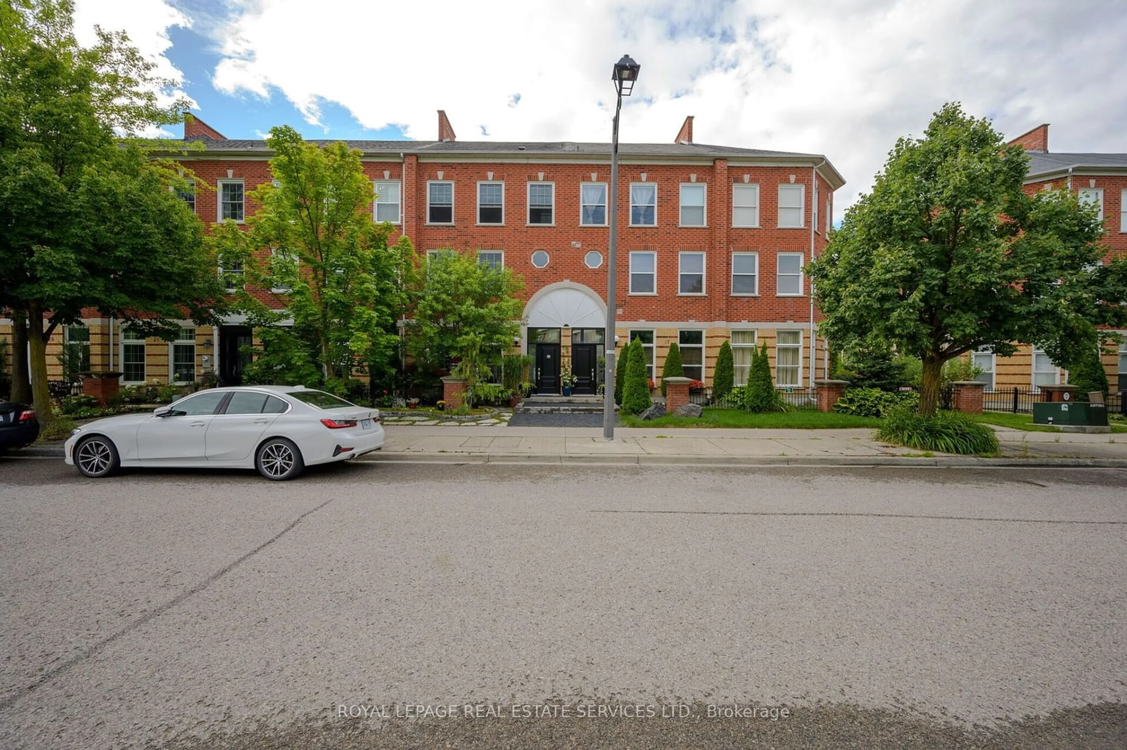 Outside view for 19 Civic Square Gate, Aurora Ontario L4G 7E3