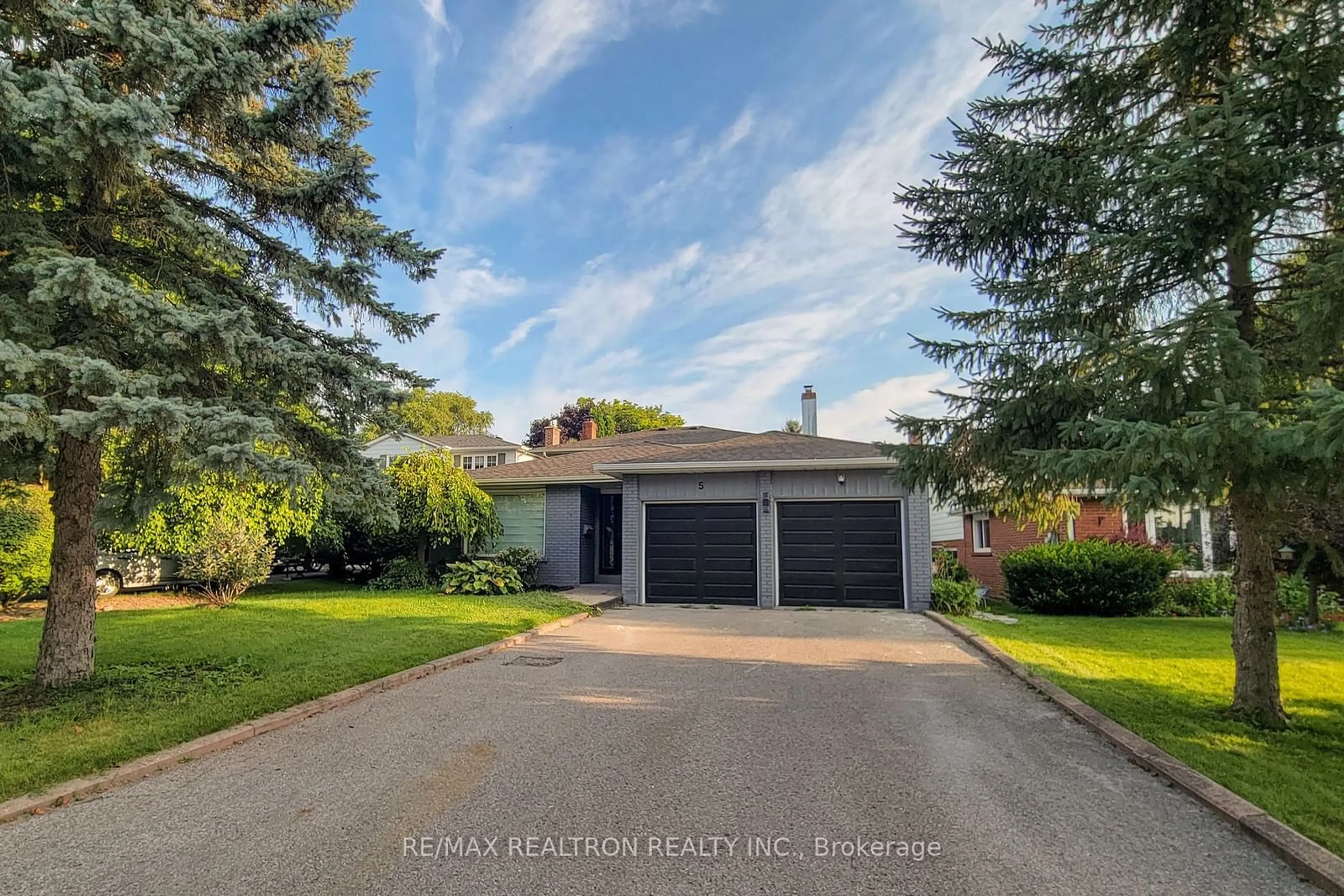 Frontside or backside of a home, the street view for 5 Illingworth Crt, Aurora Ontario L4G 3T7