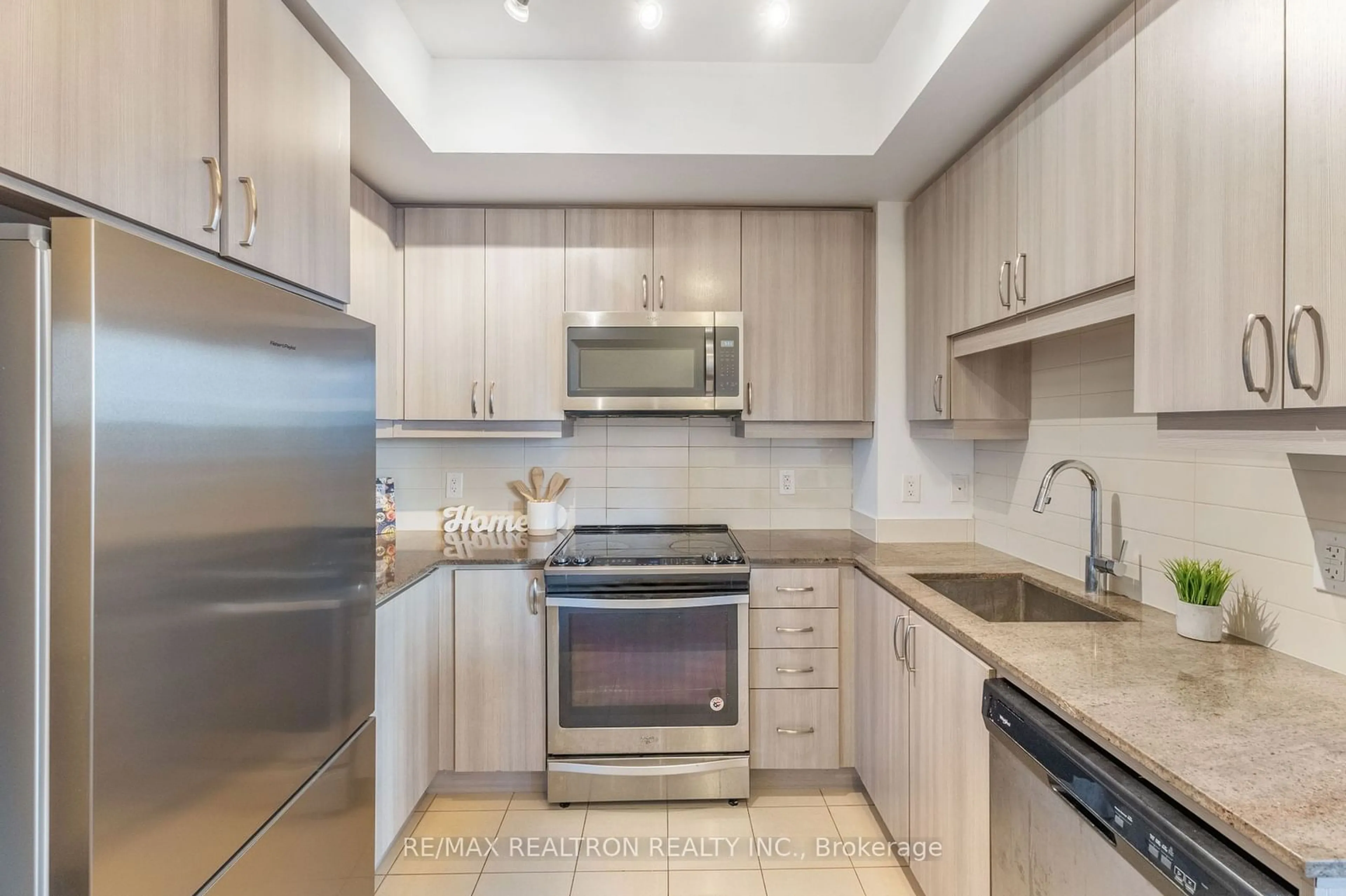 Standard kitchen for 9205 Yonge St #501, Richmond Hill Ontario L4C 6Z2