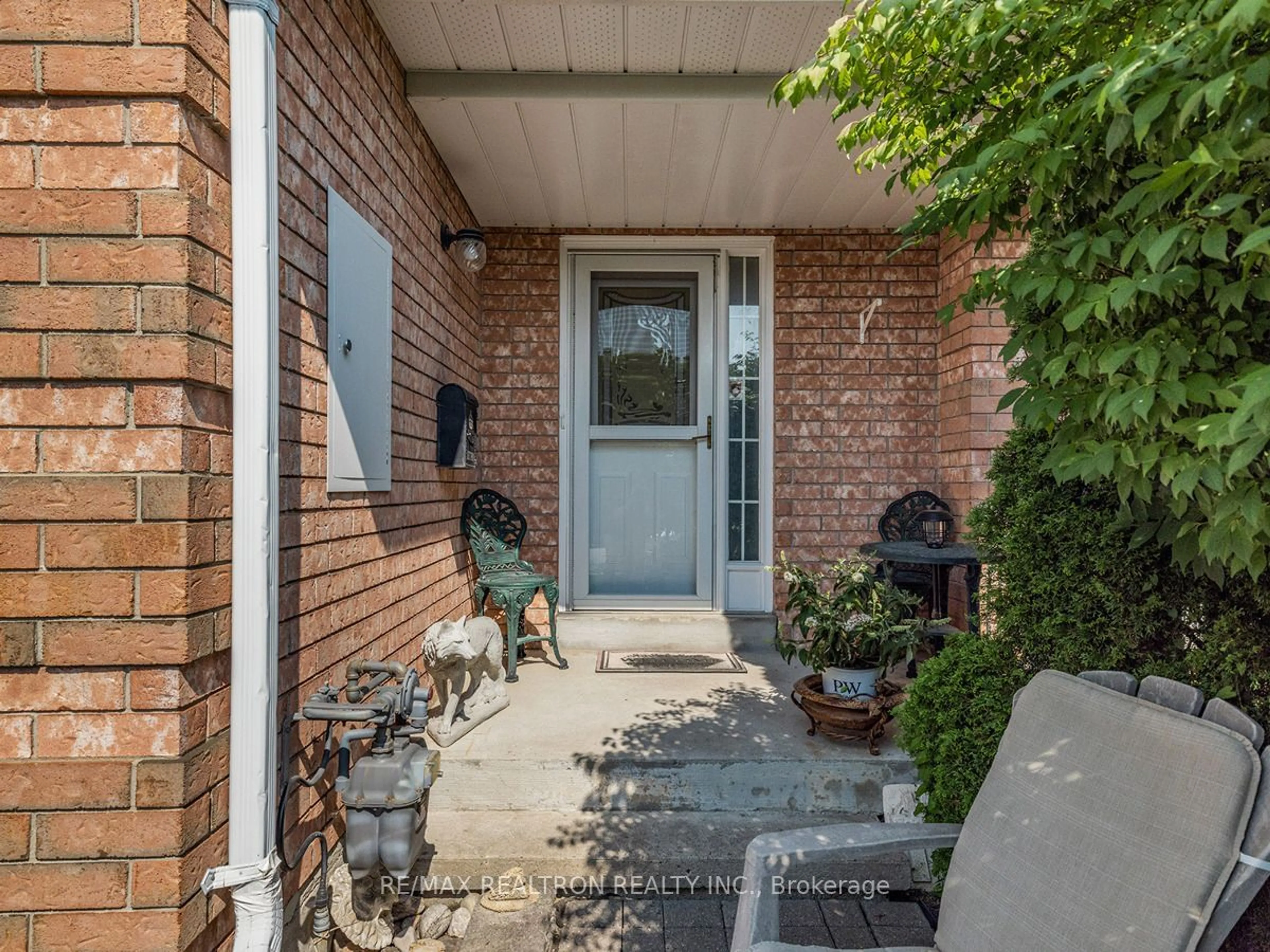 Indoor entryway for 213 Park Dr, Whitchurch-Stouffville Ontario L4A 1J8