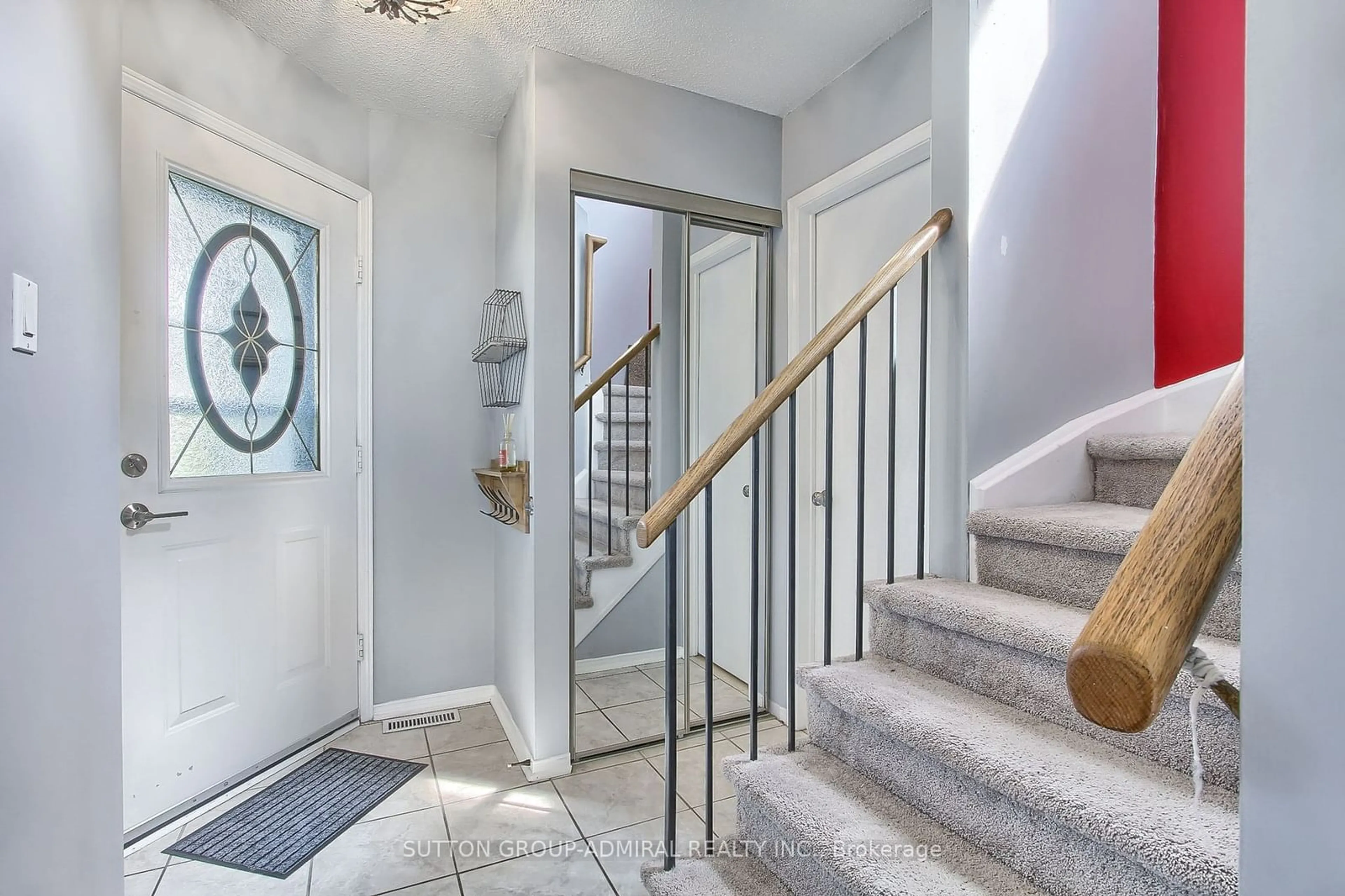 Indoor entryway, carpet floors for 1229 Benson St, Innisfil Ontario L9S 1Y5