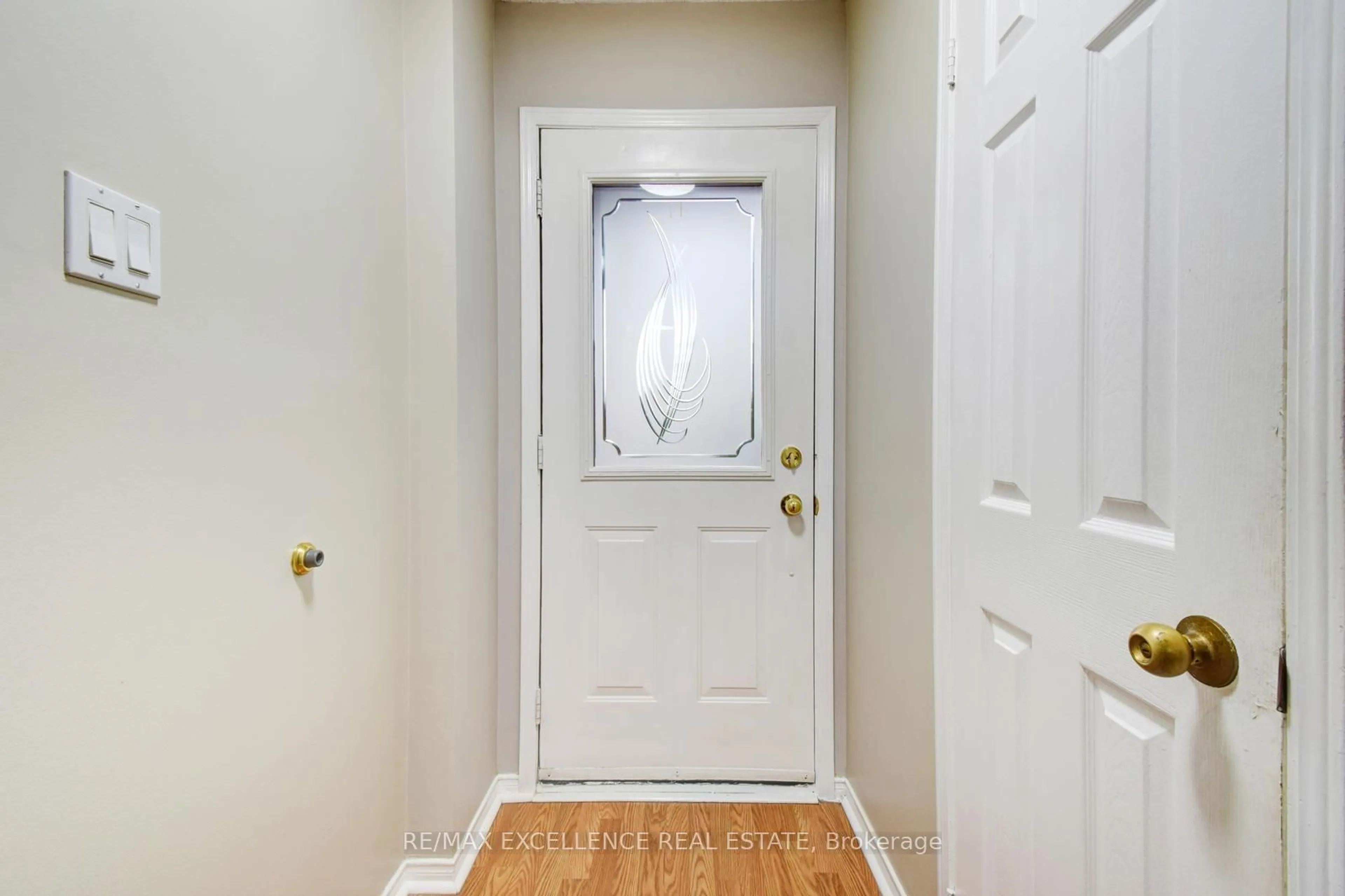 Indoor entryway, wood floors for 28 McKnight Cres, New Tecumseth Ontario L0G 1W0