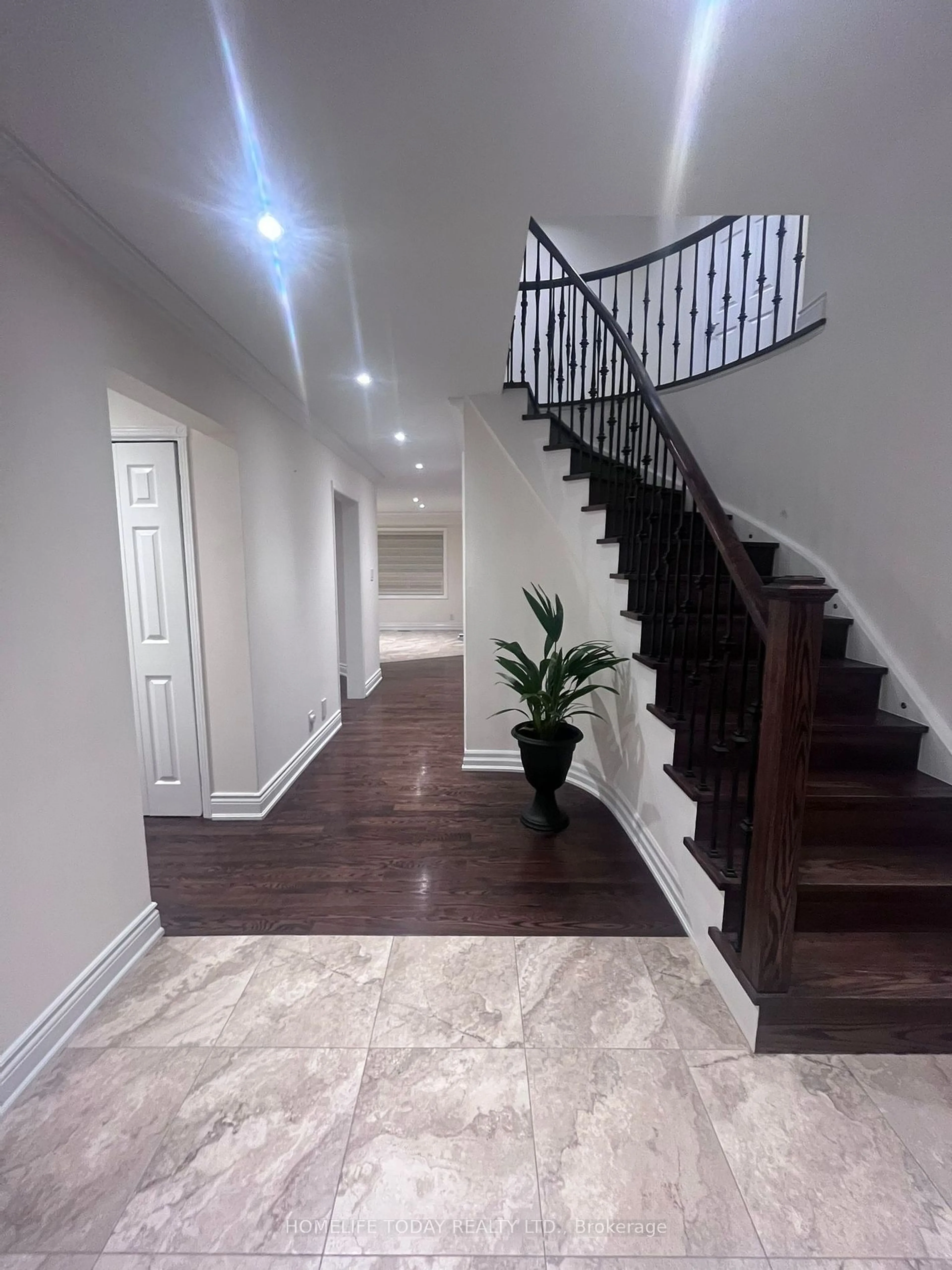 Indoor foyer for 27 Hulst Dr, Bradford West Gwillimbury Ontario L3Z 2T4