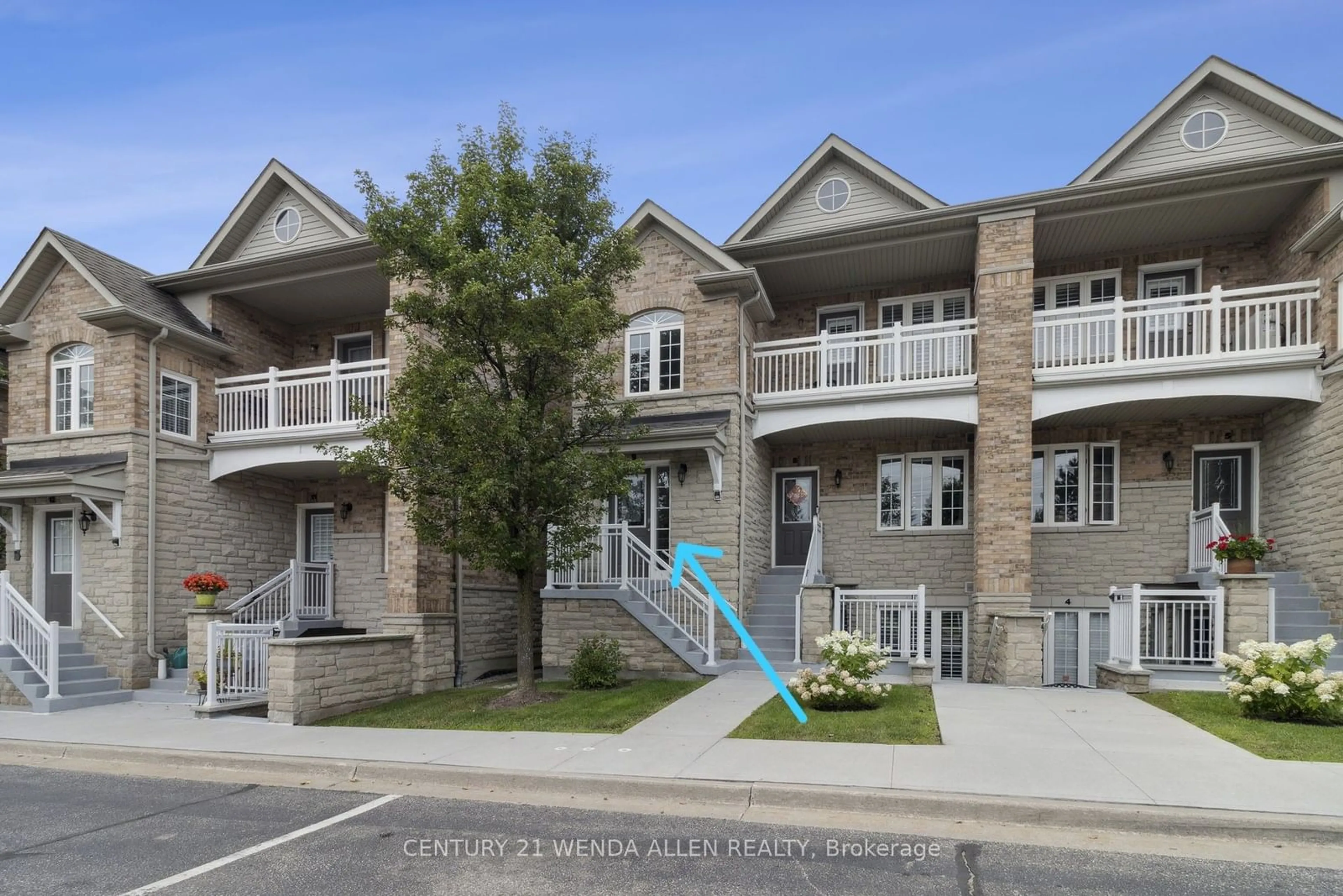 A pic from exterior of the house or condo, the street view for 520 Silken Laumann Dr #9, Newmarket Ontario L3X 2S7