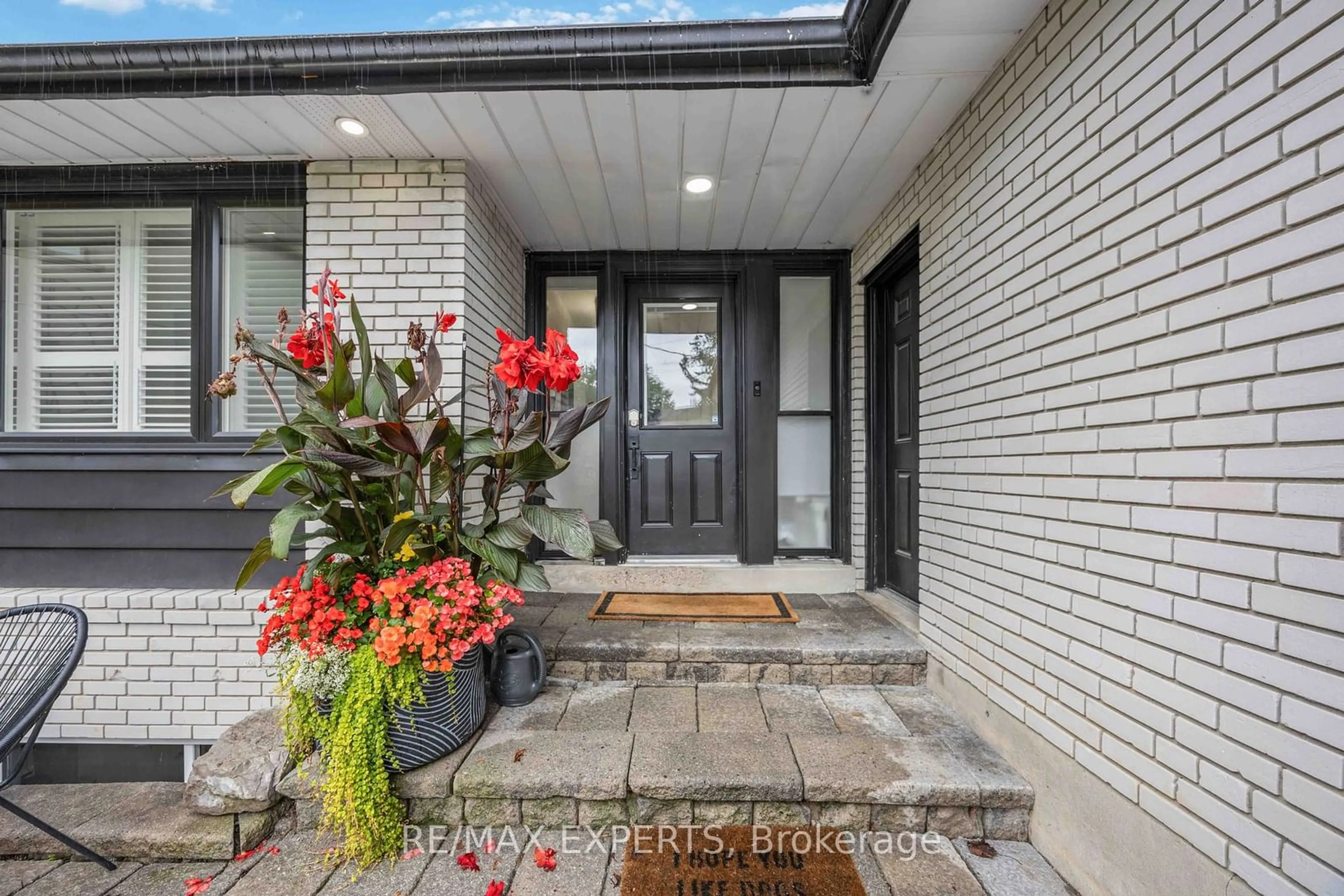 Indoor entryway, wood floors for 81 Humber Cres, King Ontario L7B 1J1