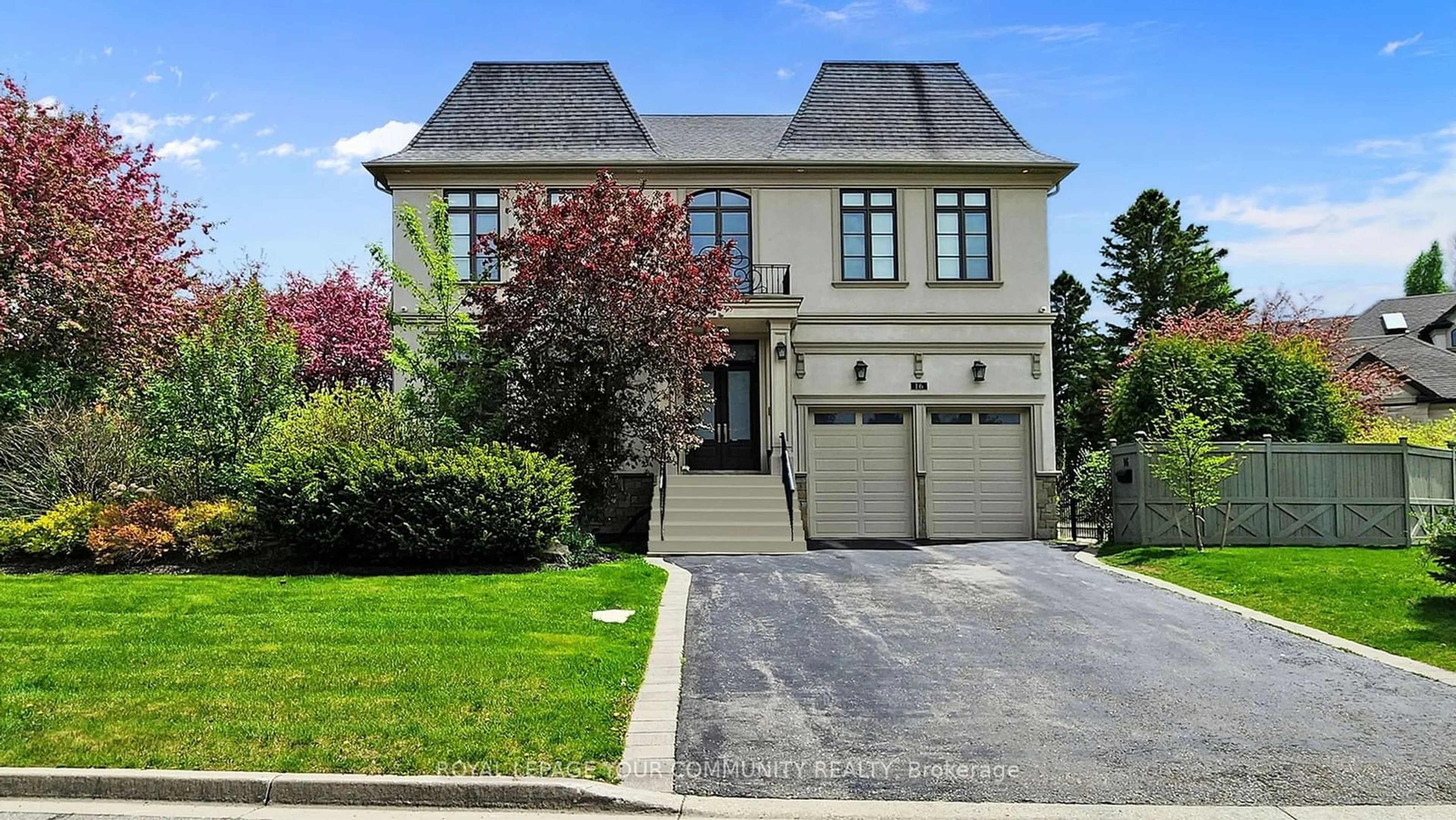 Frontside or backside of a home, cottage for 16 Claridge Dr, Richmond Hill Ontario L4C 6G9