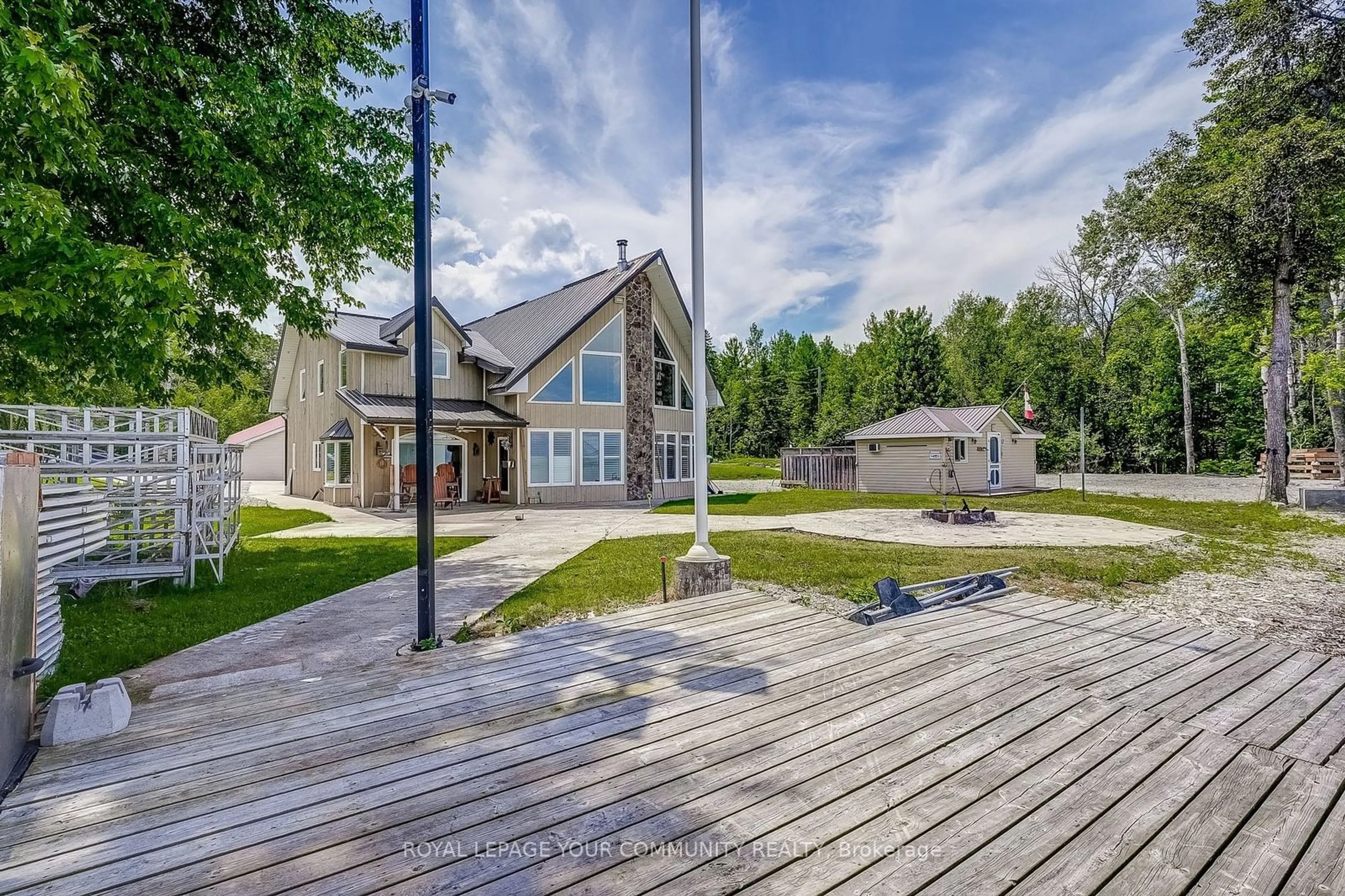 A pic from outside/outdoor area/front of a property/back of a property/a pic from drone, unknown for 1098 Loon Rd, Georgina Islands Ontario L0E 1R0