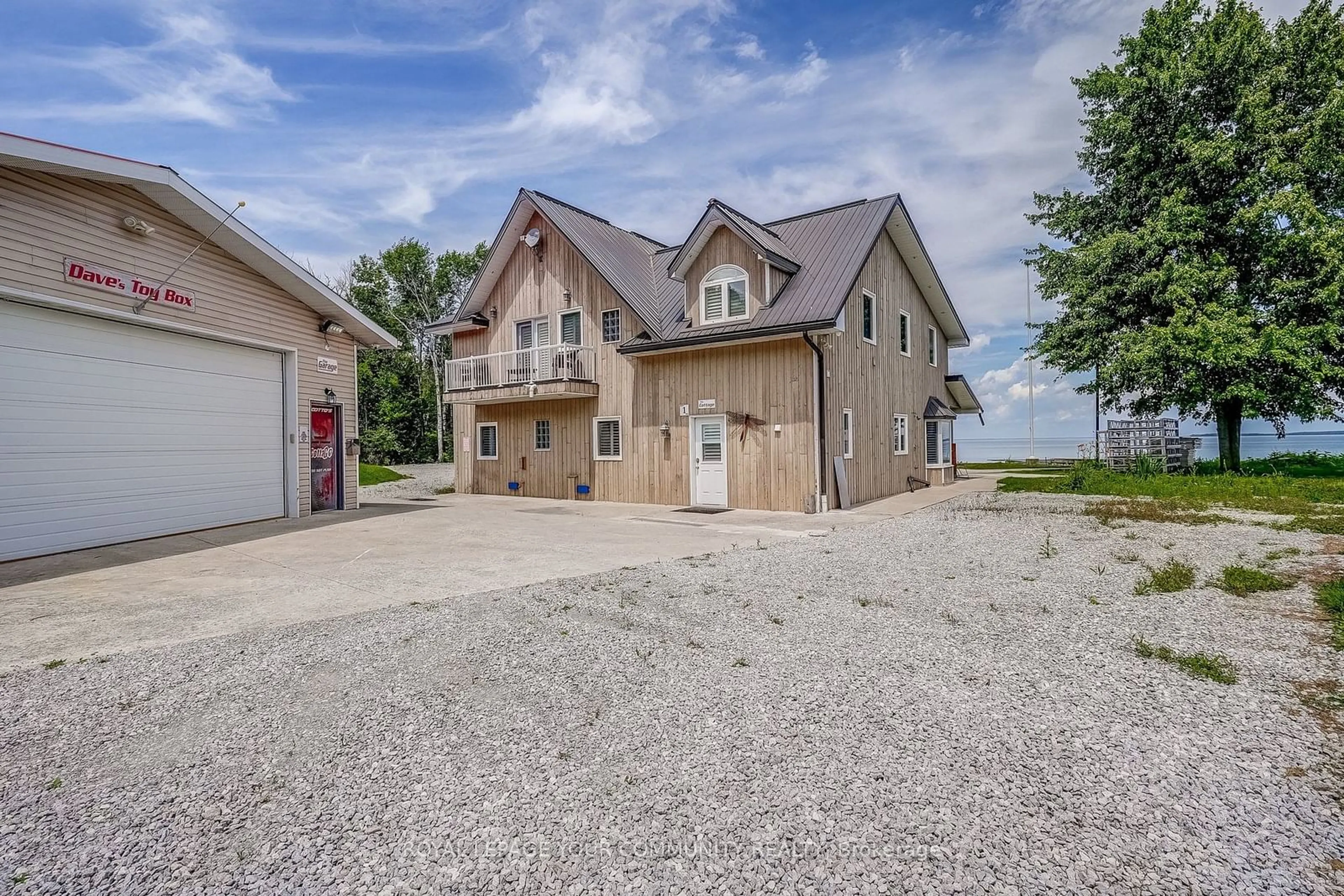 Indoor garage for 1098 Loon Rd, Georgina Islands Ontario L0E 1R0