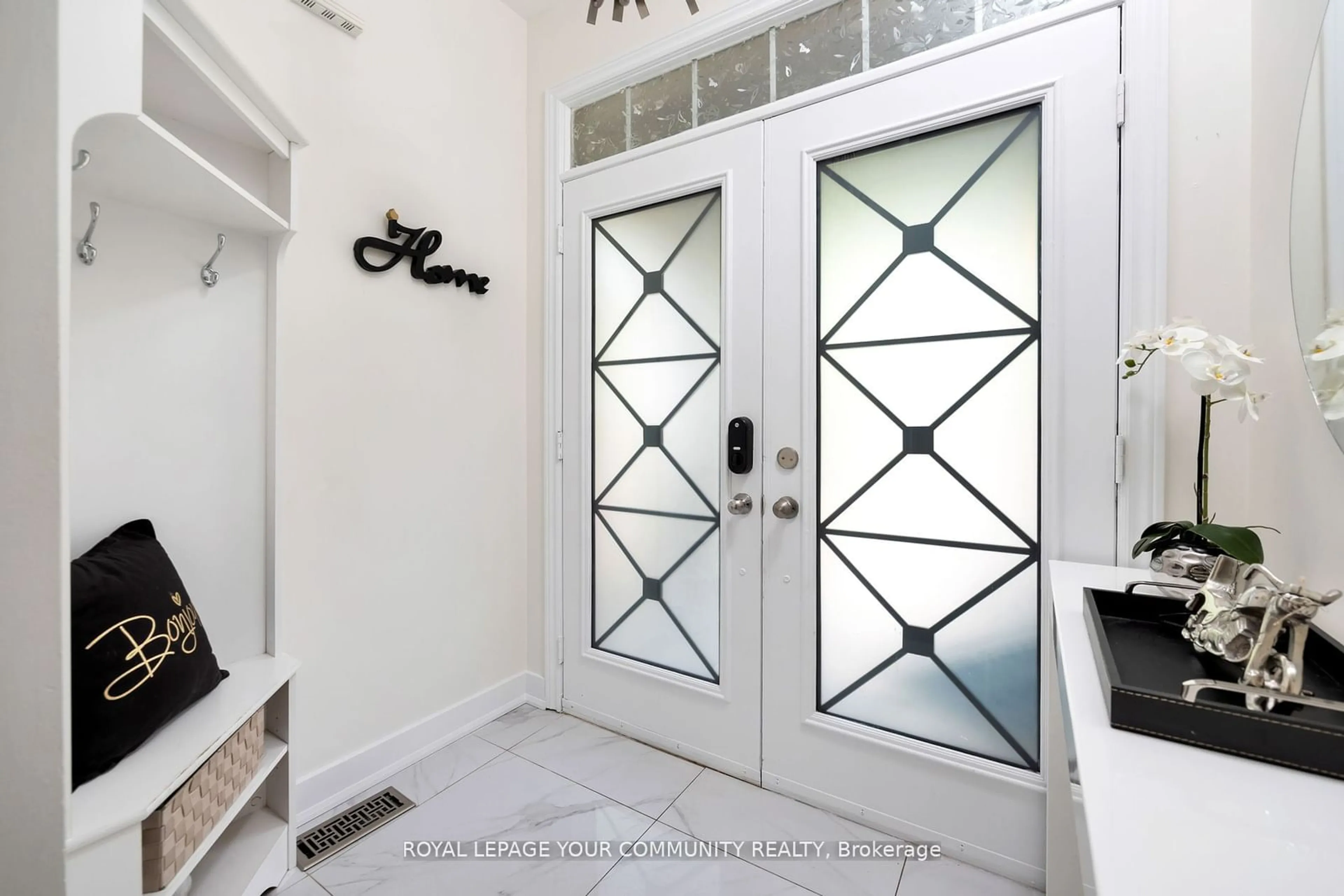 Indoor entryway for 195 District Ave, Vaughan Ontario L6A 0Y3