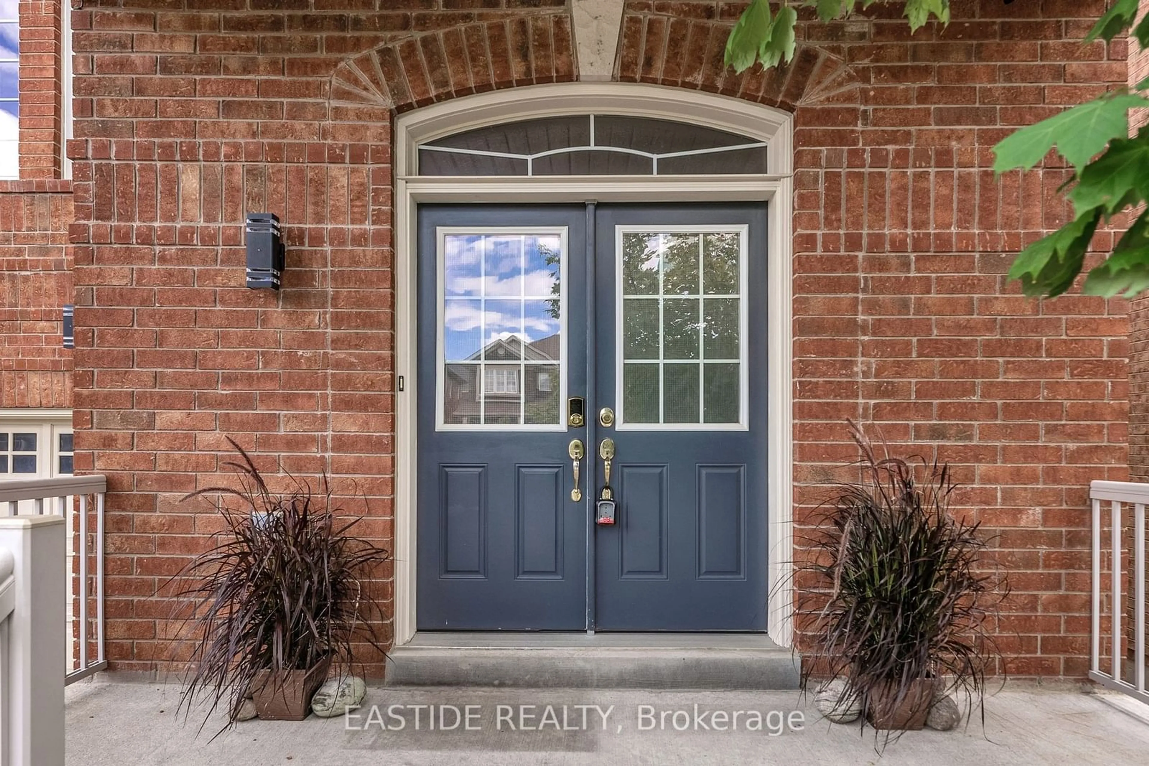 Indoor entryway for 583 Forsyth Farm Dr, Whitchurch-Stouffville Ontario L4A 0N8