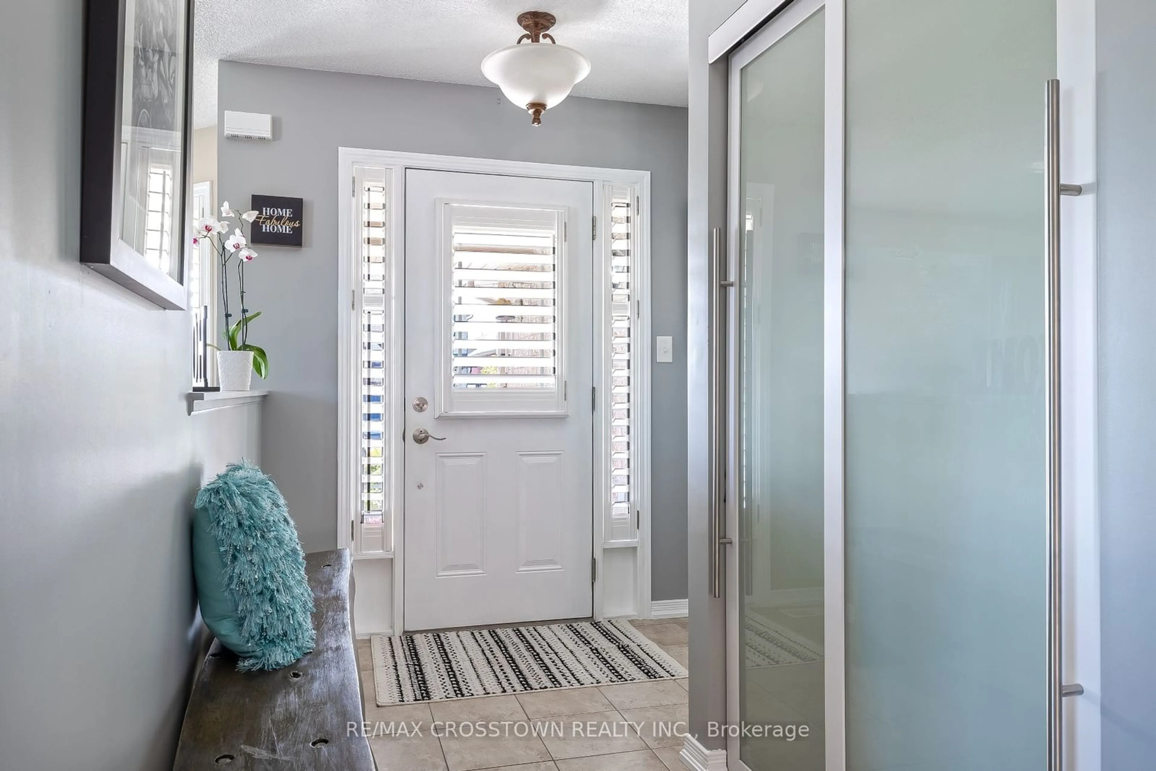 Indoor entryway, wood floors for 2210 Nevils St, Innisfil Ontario L9S 0E2