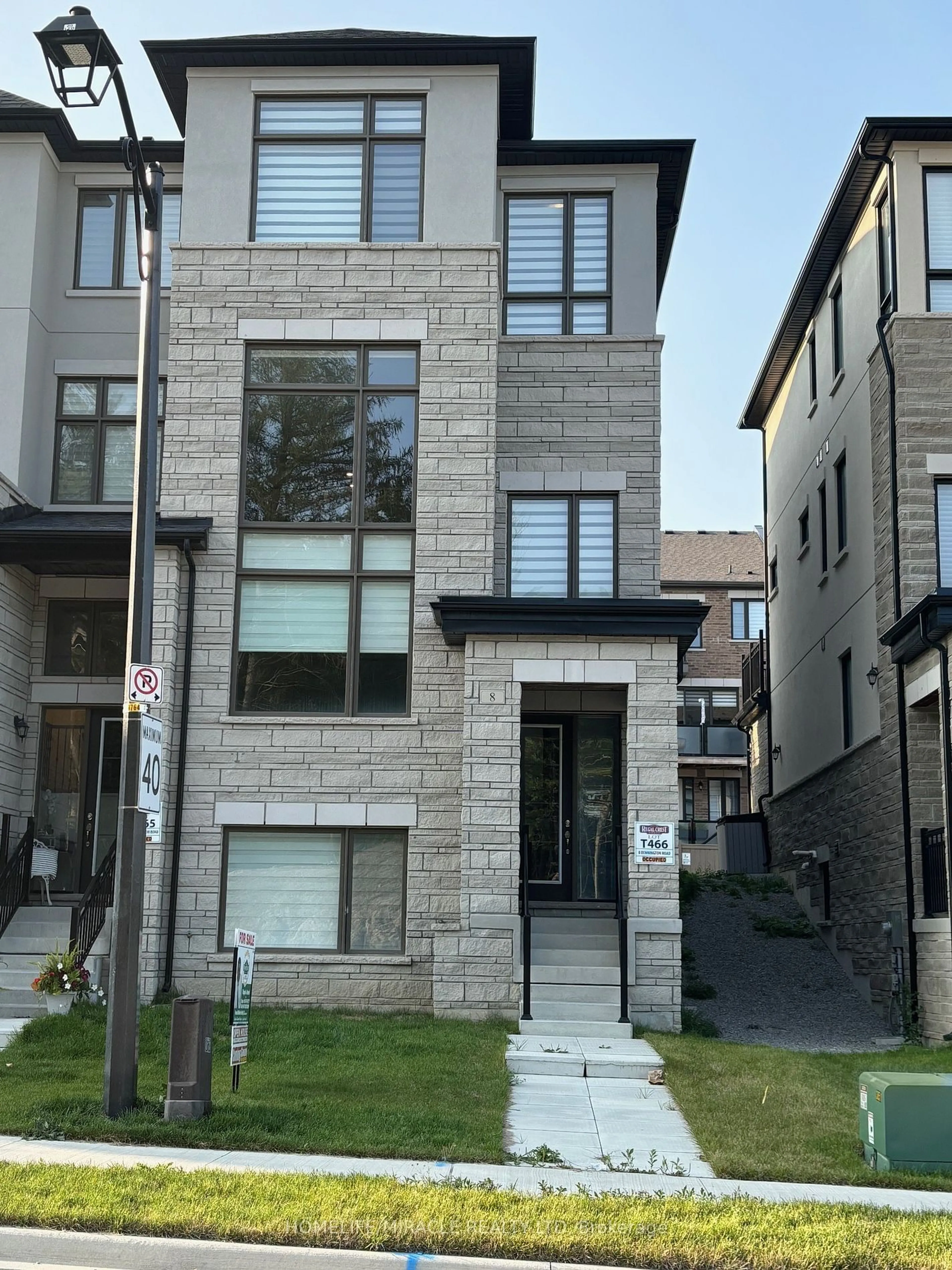 A pic from exterior of the house or condo for 8 Bennington Rd, Newmarket Ontario L3X 0M8