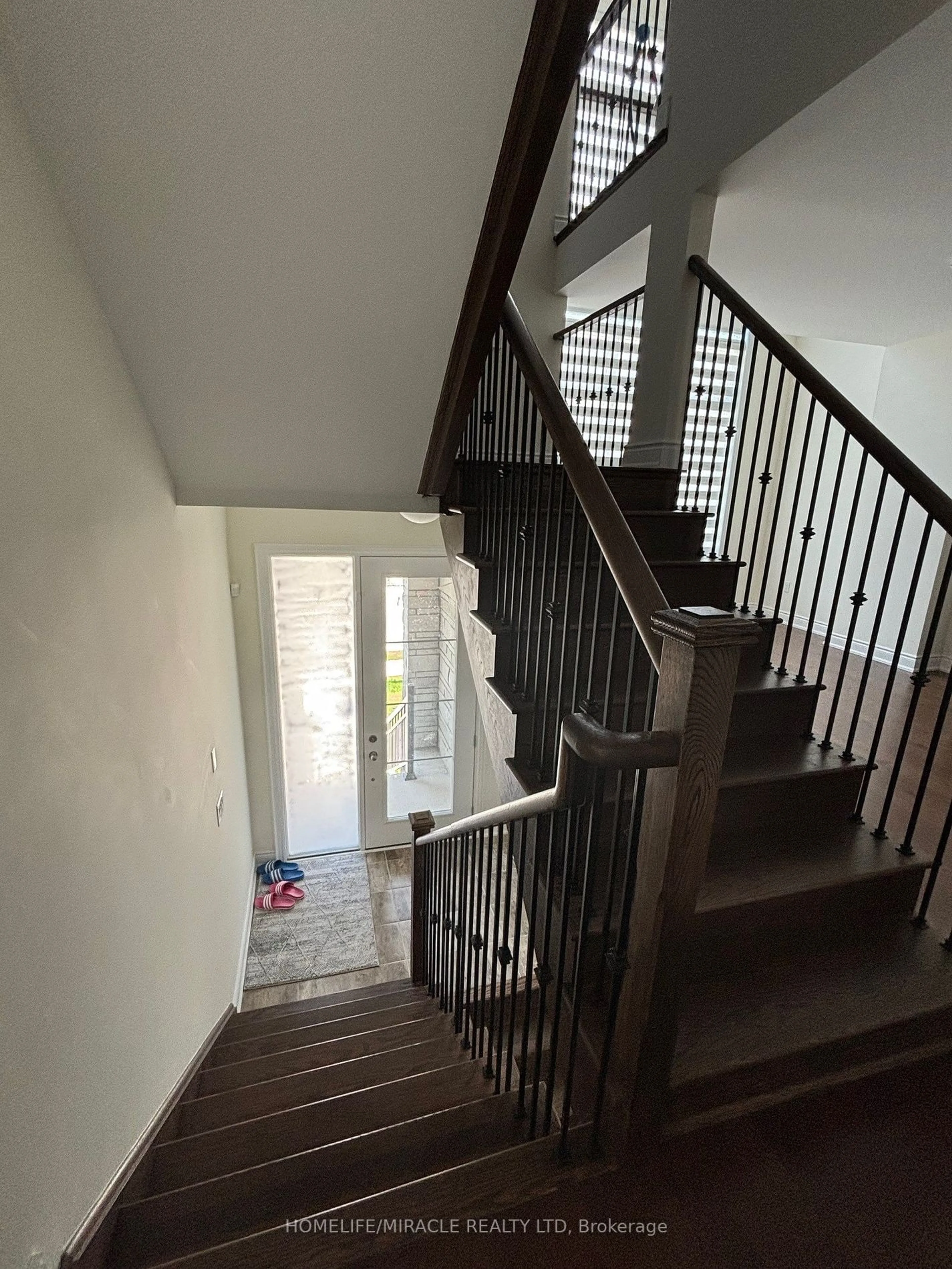 Stairs for 8 Bennington Rd, Newmarket Ontario L3X 0M8