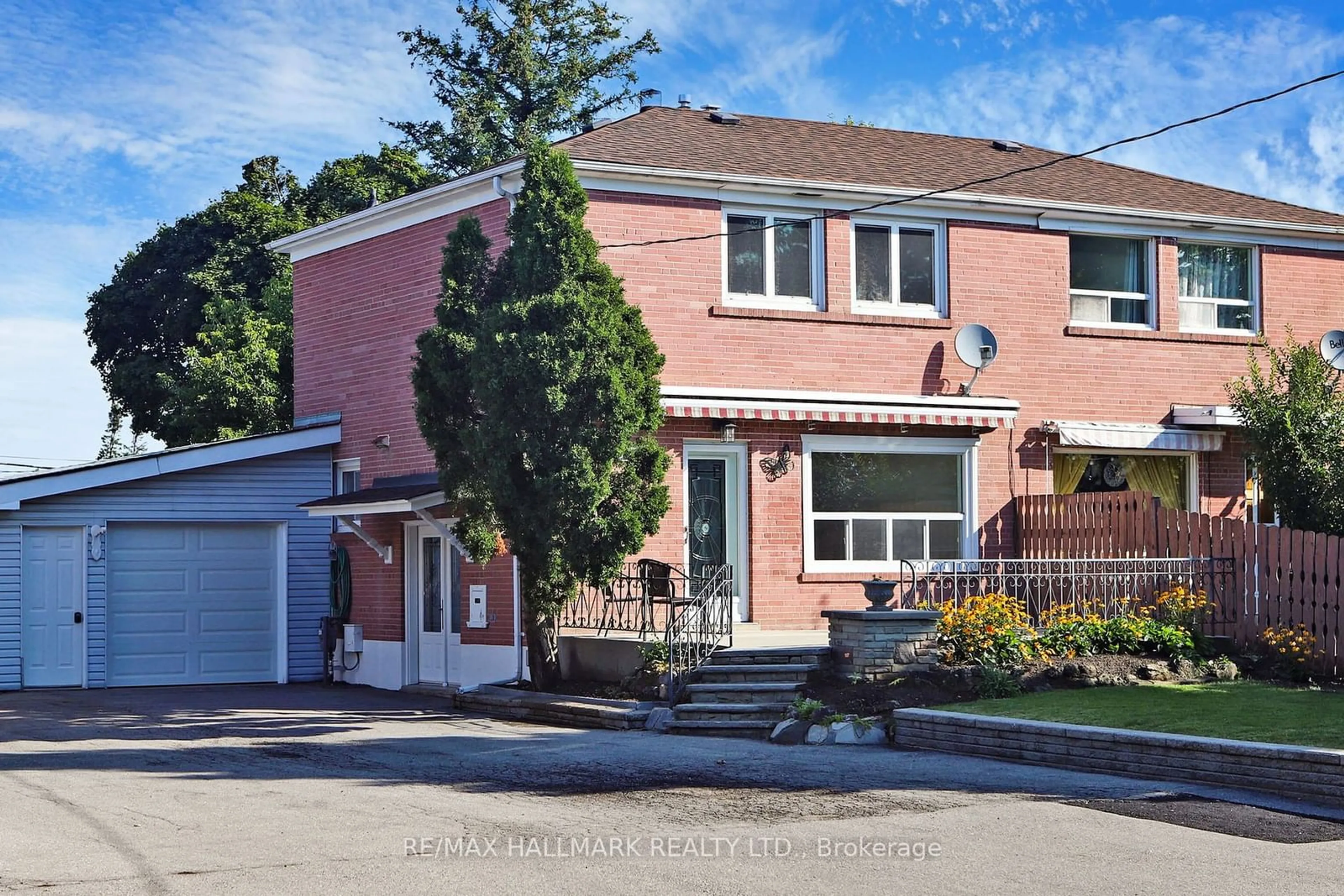 A pic from exterior of the house or condo, the street view for 247 Demaine Cres, Richmond Hill Ontario L4C 2W4