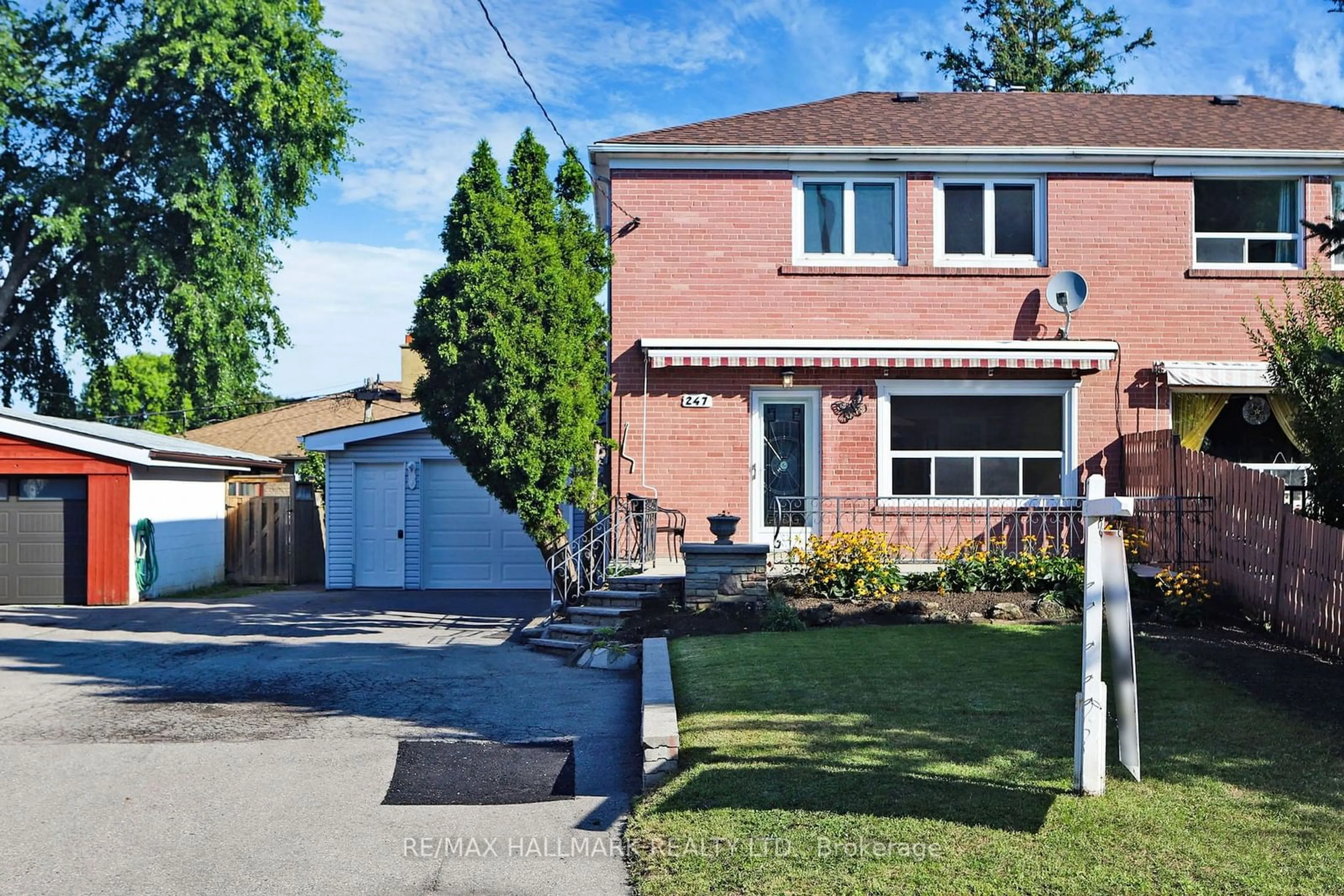 Frontside or backside of a home, the street view for 247 Demaine Cres, Richmond Hill Ontario L4C 2W4