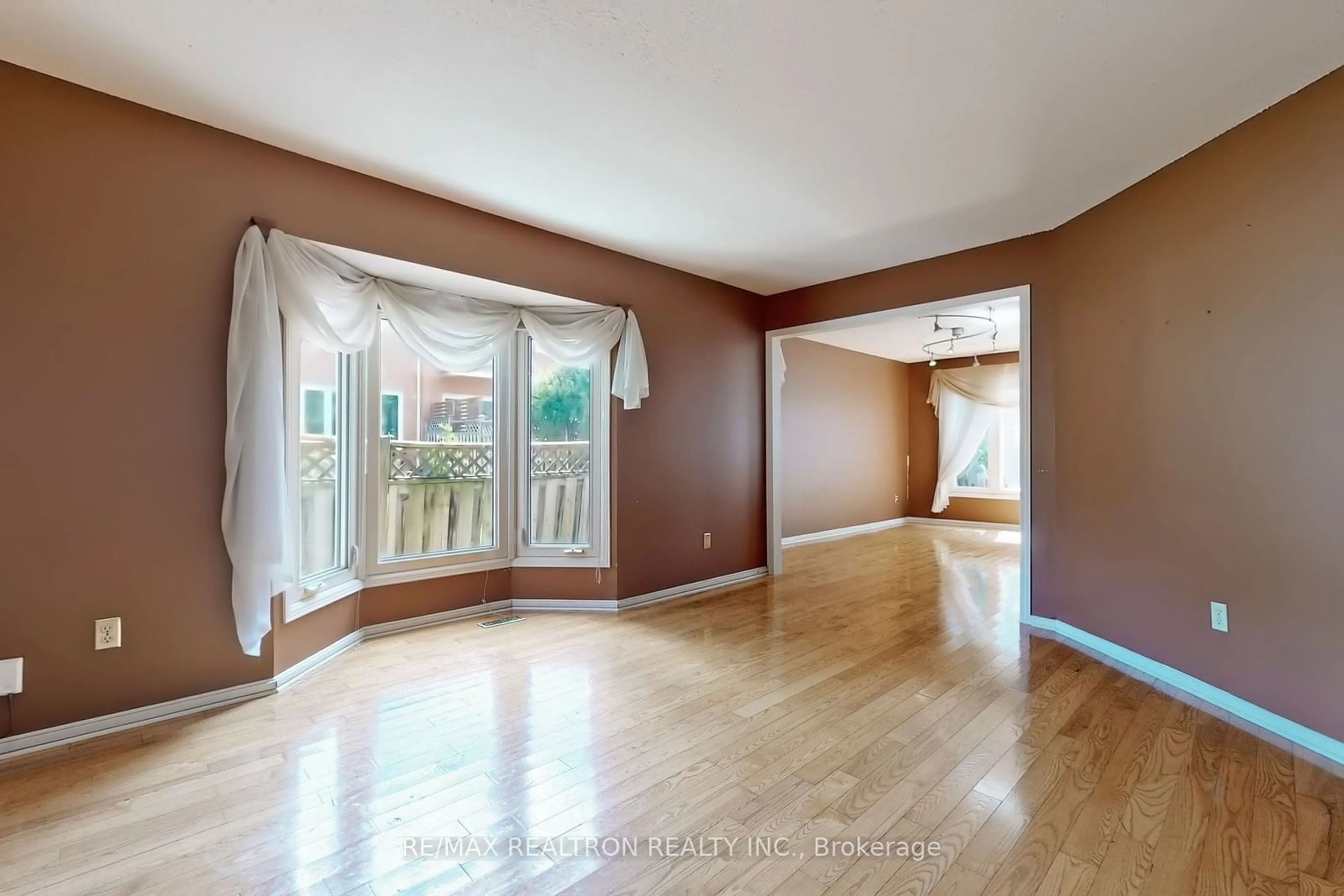 A pic of a room for 9 Thames Crt, Richmond Hill Ontario L4B 1N5