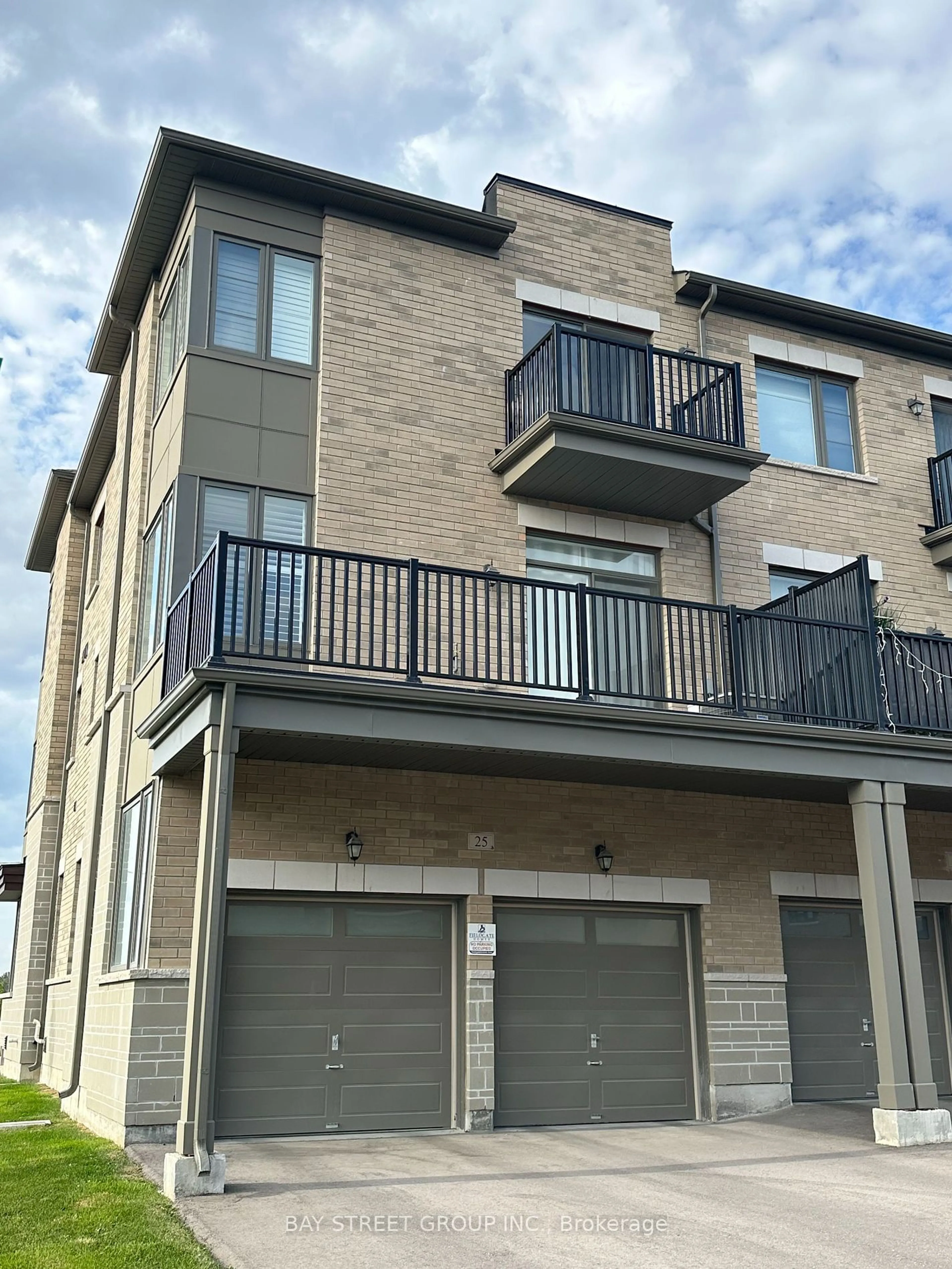 A pic from exterior of the house or condo for 25 McCague Ave, Richmond Hill Ontario L4S 0J4