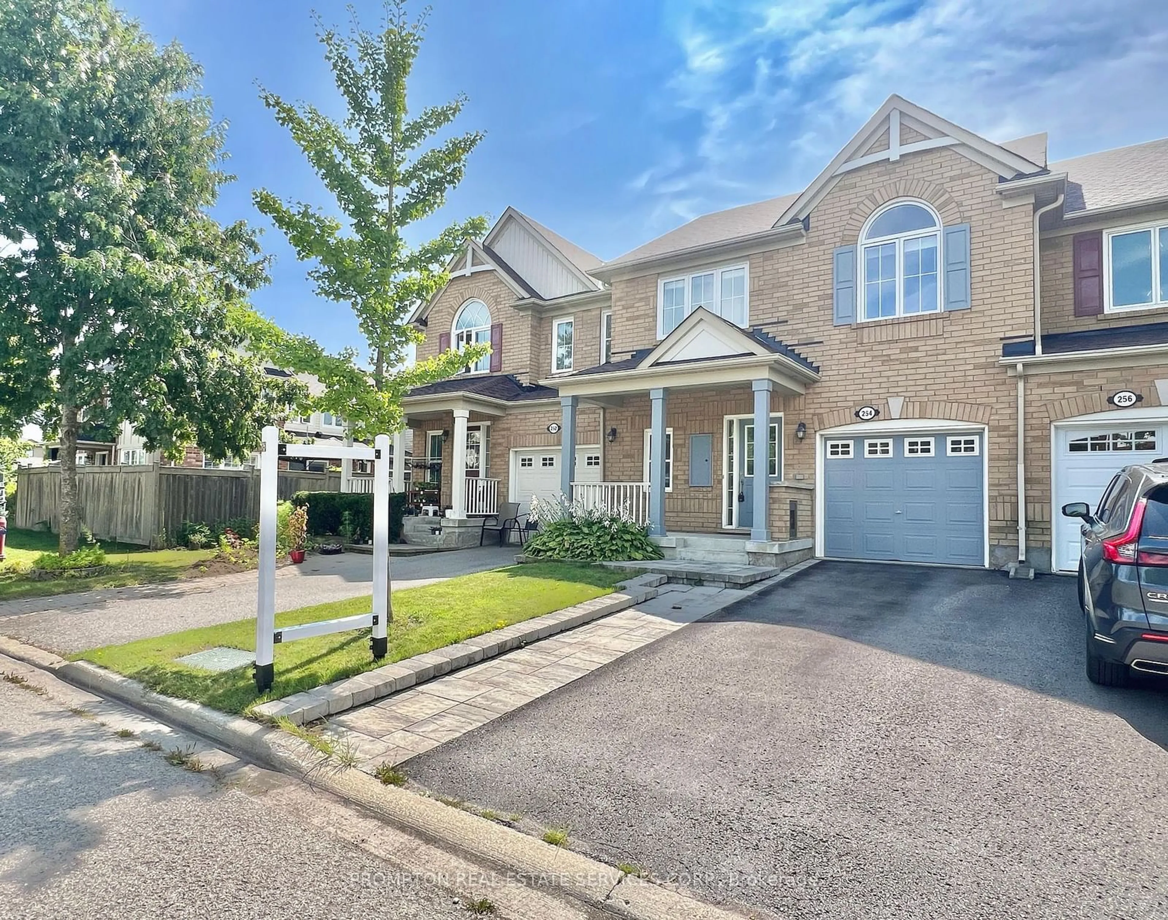 A pic from exterior of the house or condo for 254 Chilcott Cres, Newmarket Ontario L3X 3G7