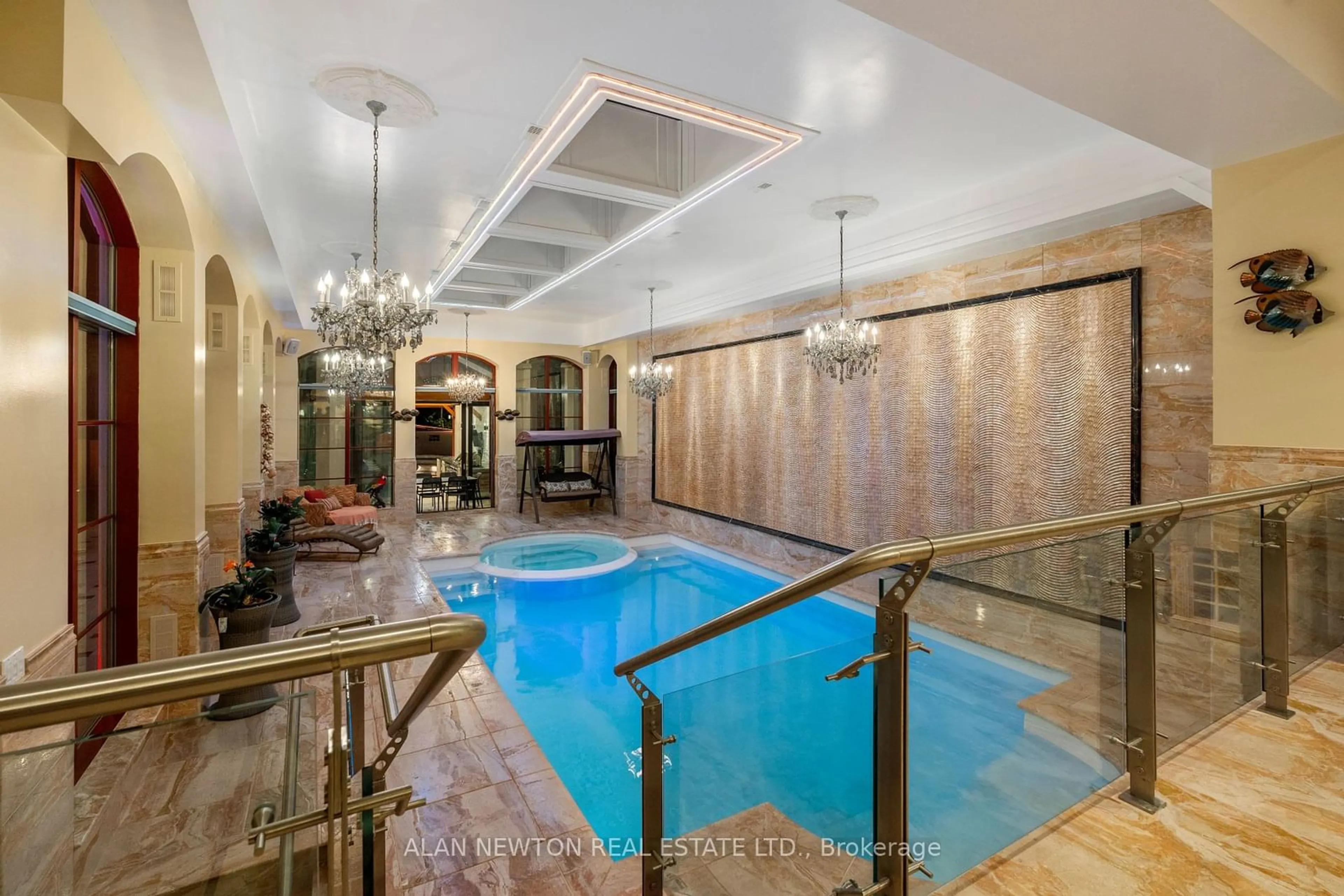 Indoor or outdoor pool for 20 Bryson Dr, Richmond Hill Ontario L4C 6E3