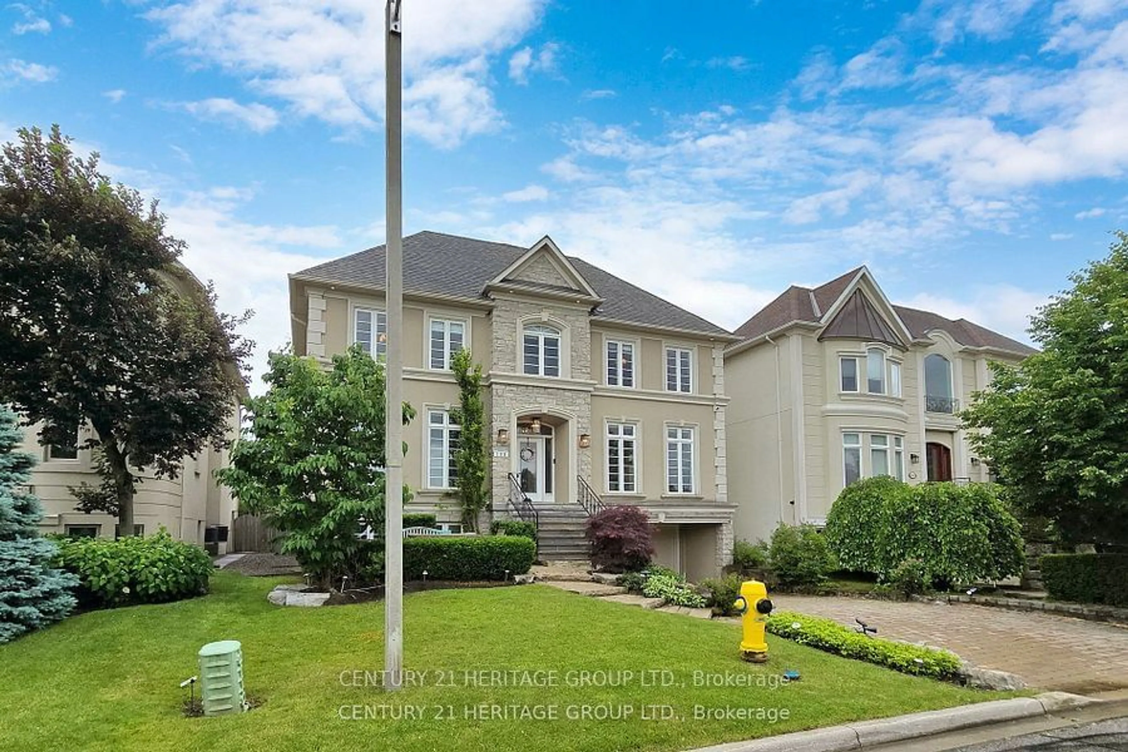 A pic from exterior of the house or condo, the street view for 109 Pondview Rd, Vaughan Ontario L4J 8P6