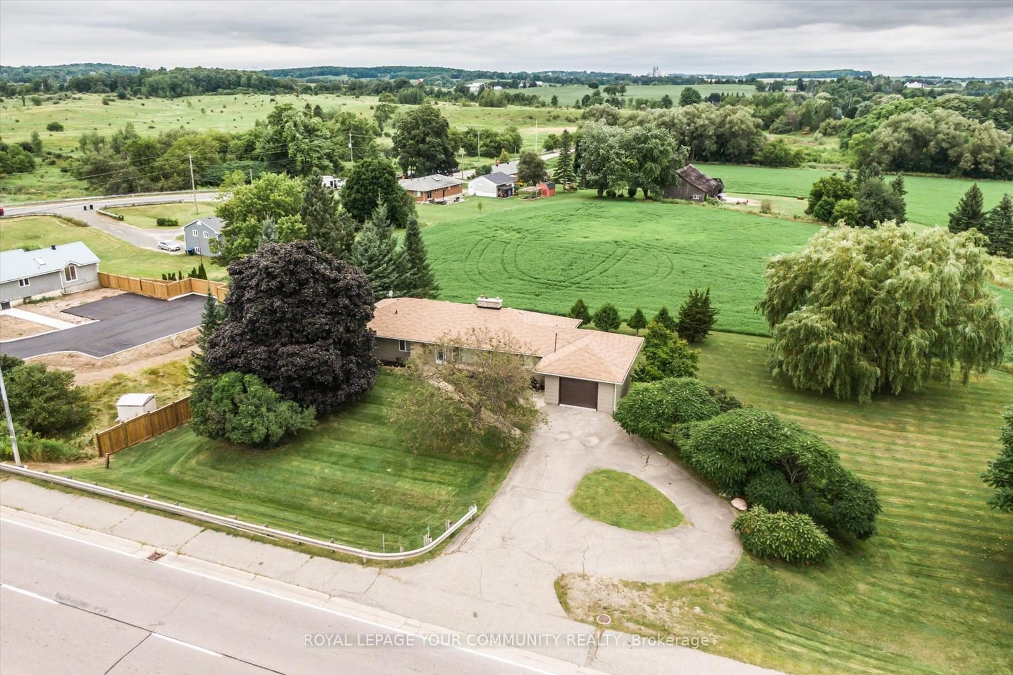 Frontside or backside of a home, the street view for 6162 Highway 9, New Tecumseth Ontario L0G 1T0