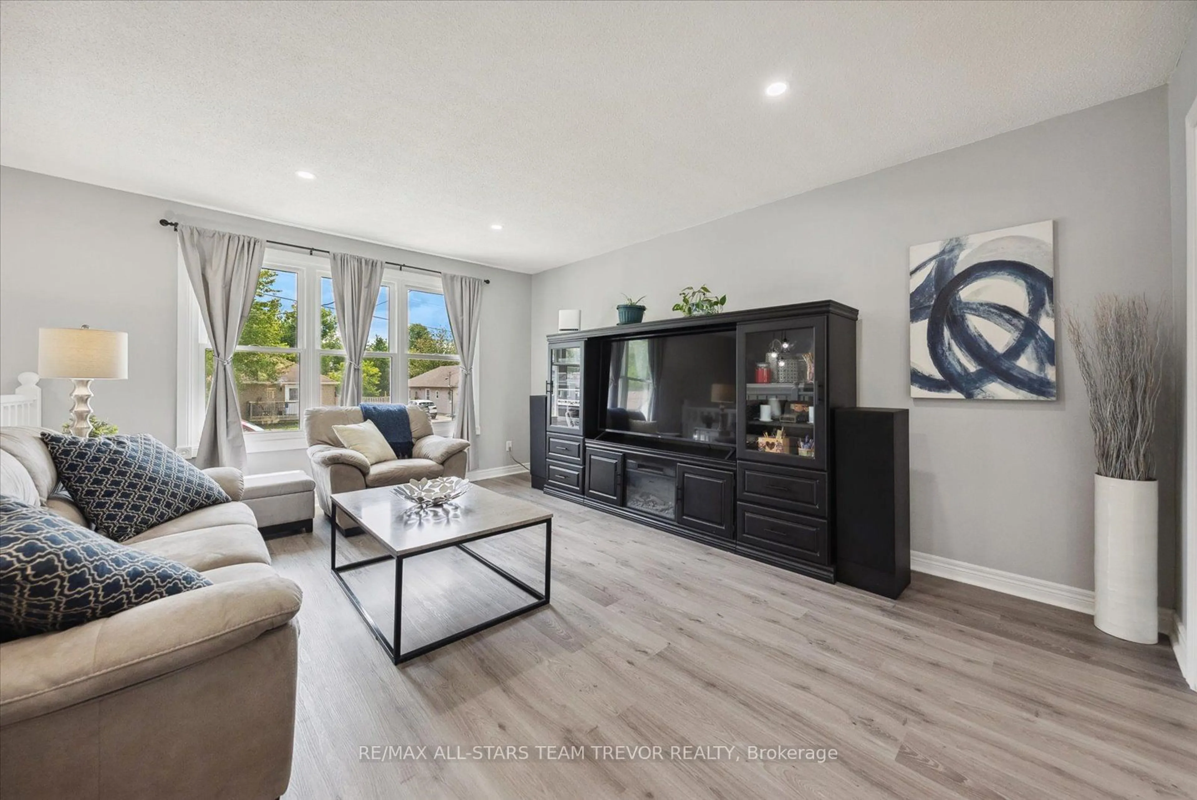 Living room for 238 Pine Beach Dr, Georgina Ontario L4P 2V5