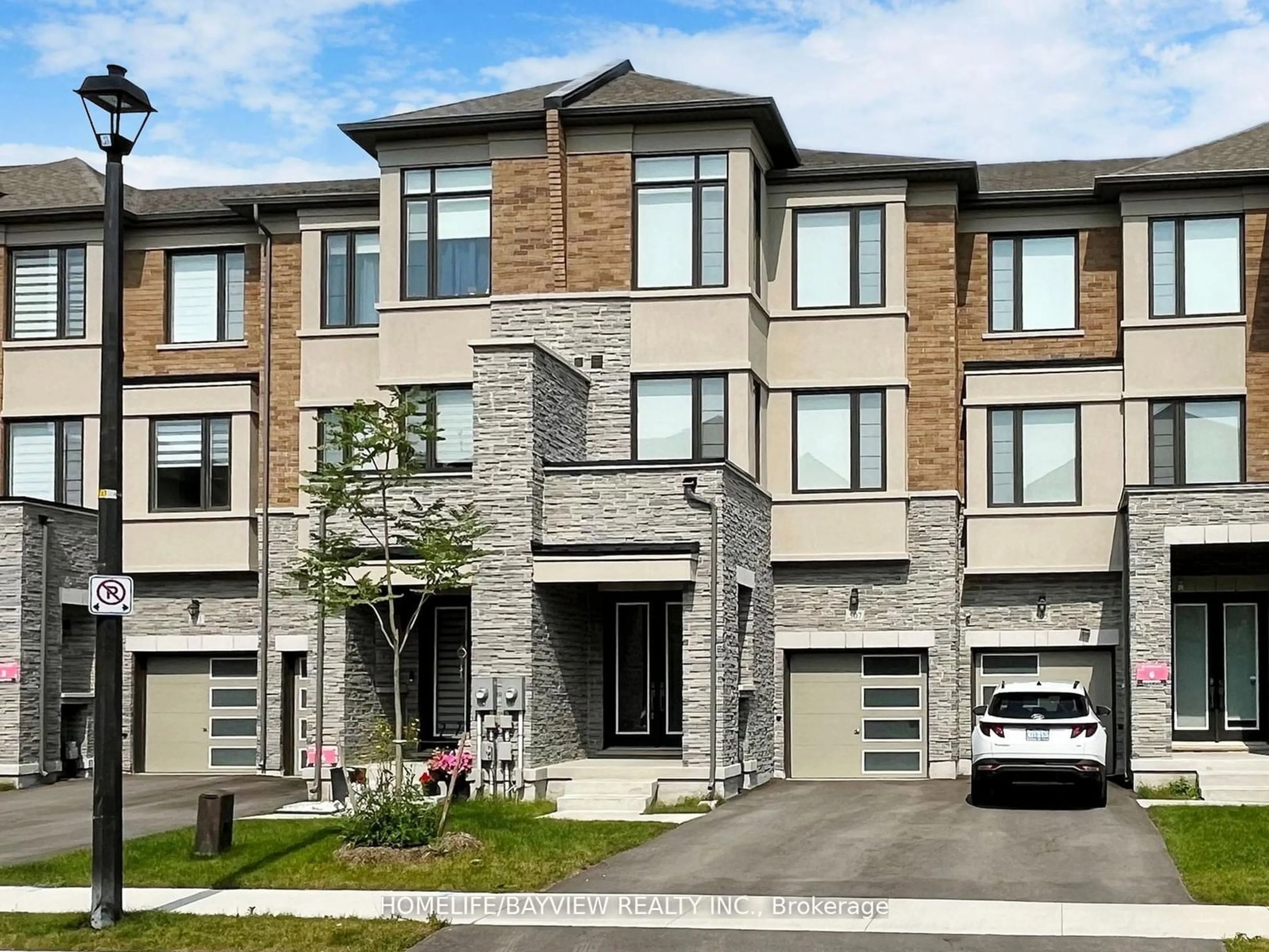 A pic from exterior of the house or condo for 507 New England Crt, Newmarket Ontario L3X 2Z1