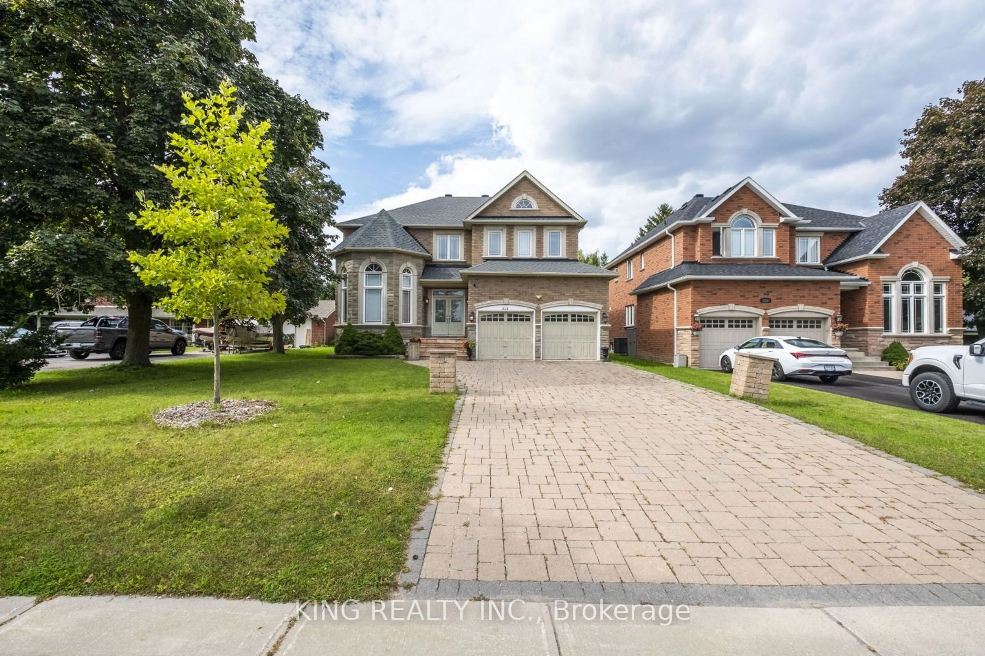 Frontside or backside of a home, the street view for 212 19th Ave, Richmond Hill Ontario L4E 3P6