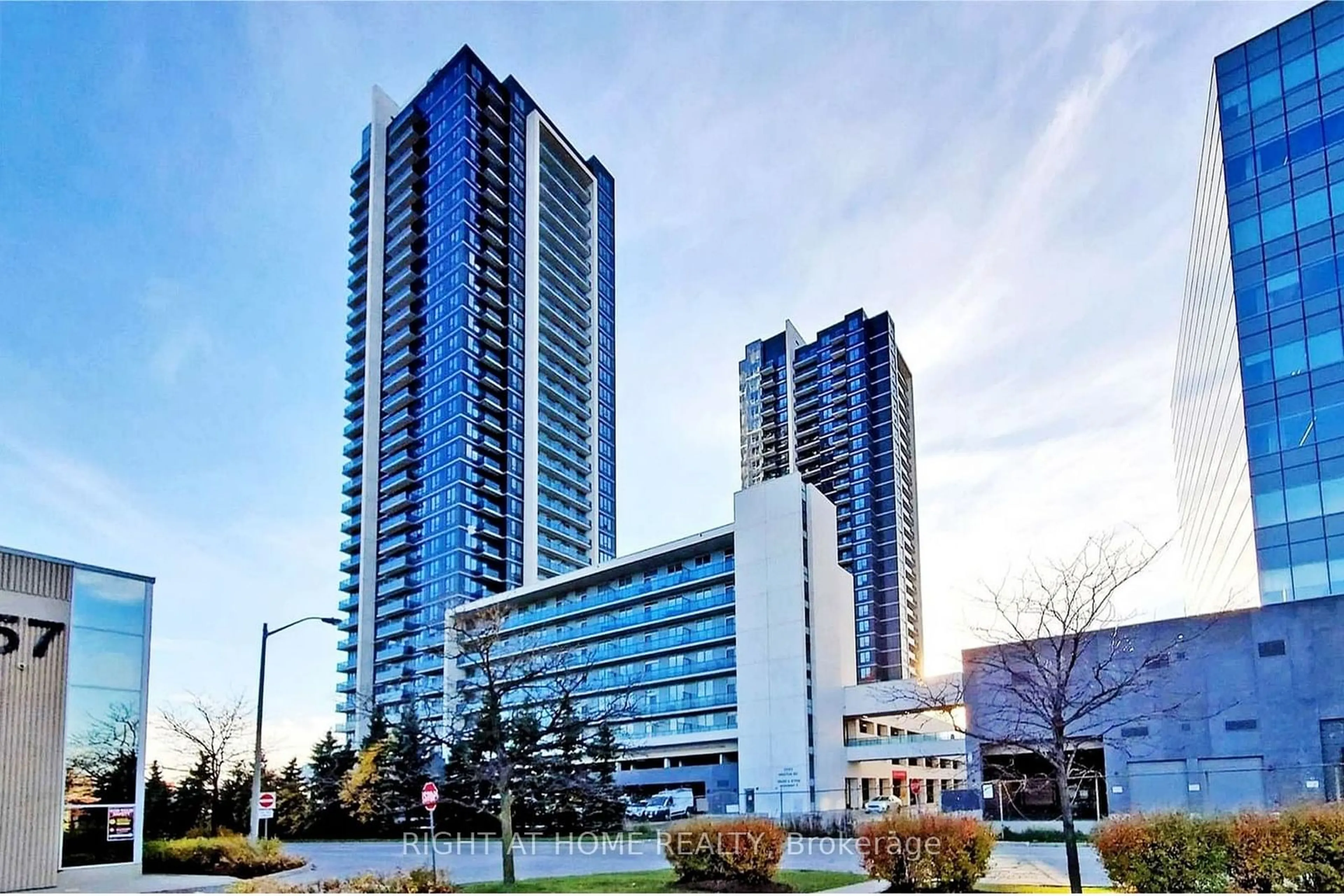 A pic from exterior of the house or condo, the view of city buildings for 3600 Hwy 7 Rd #720, Vaughan Ontario L4L 0G7