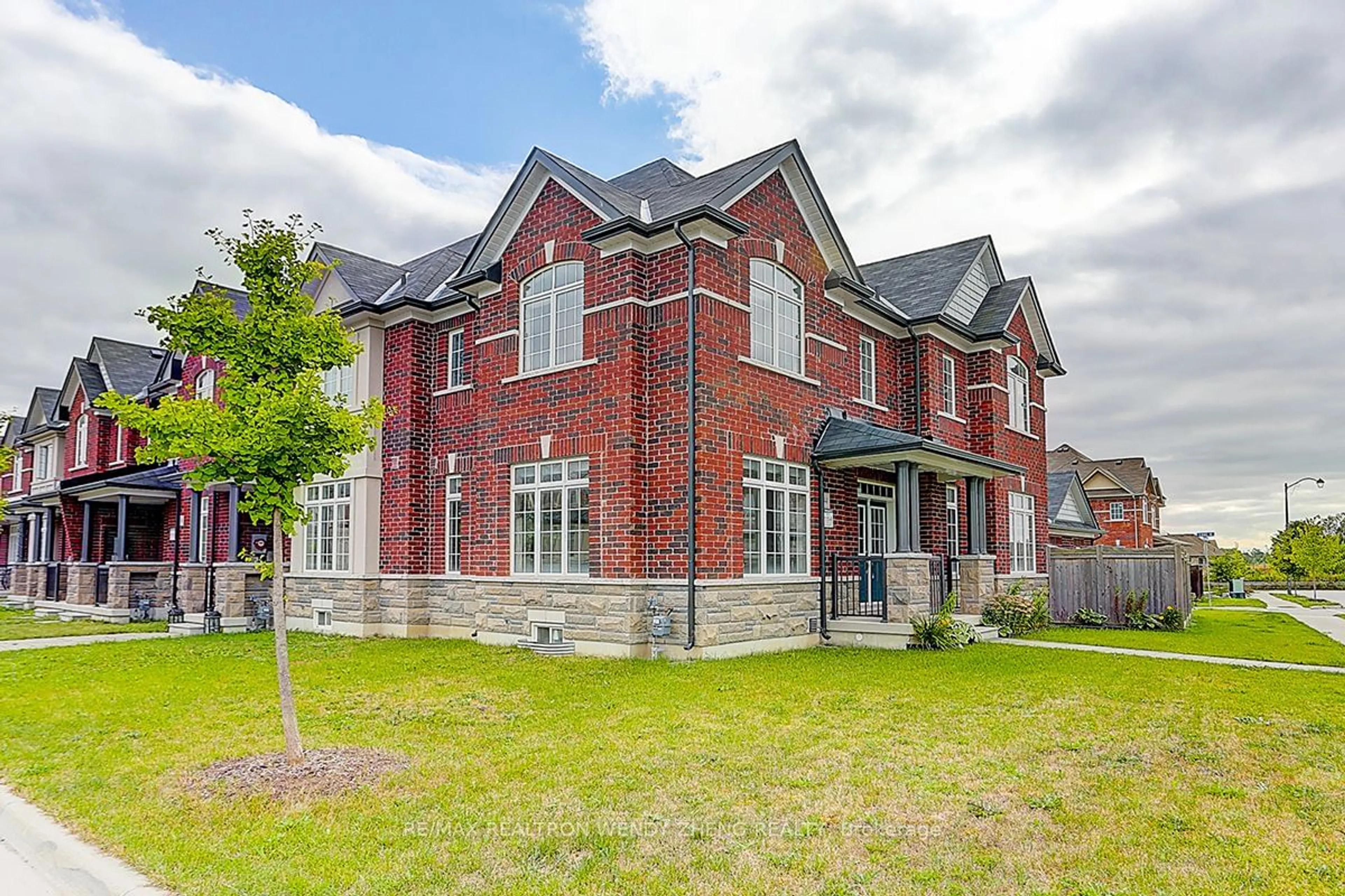 Home with brick exterior material for 44 Walter Proctor Rd, East Gwillimbury Ontario L9N 0P1