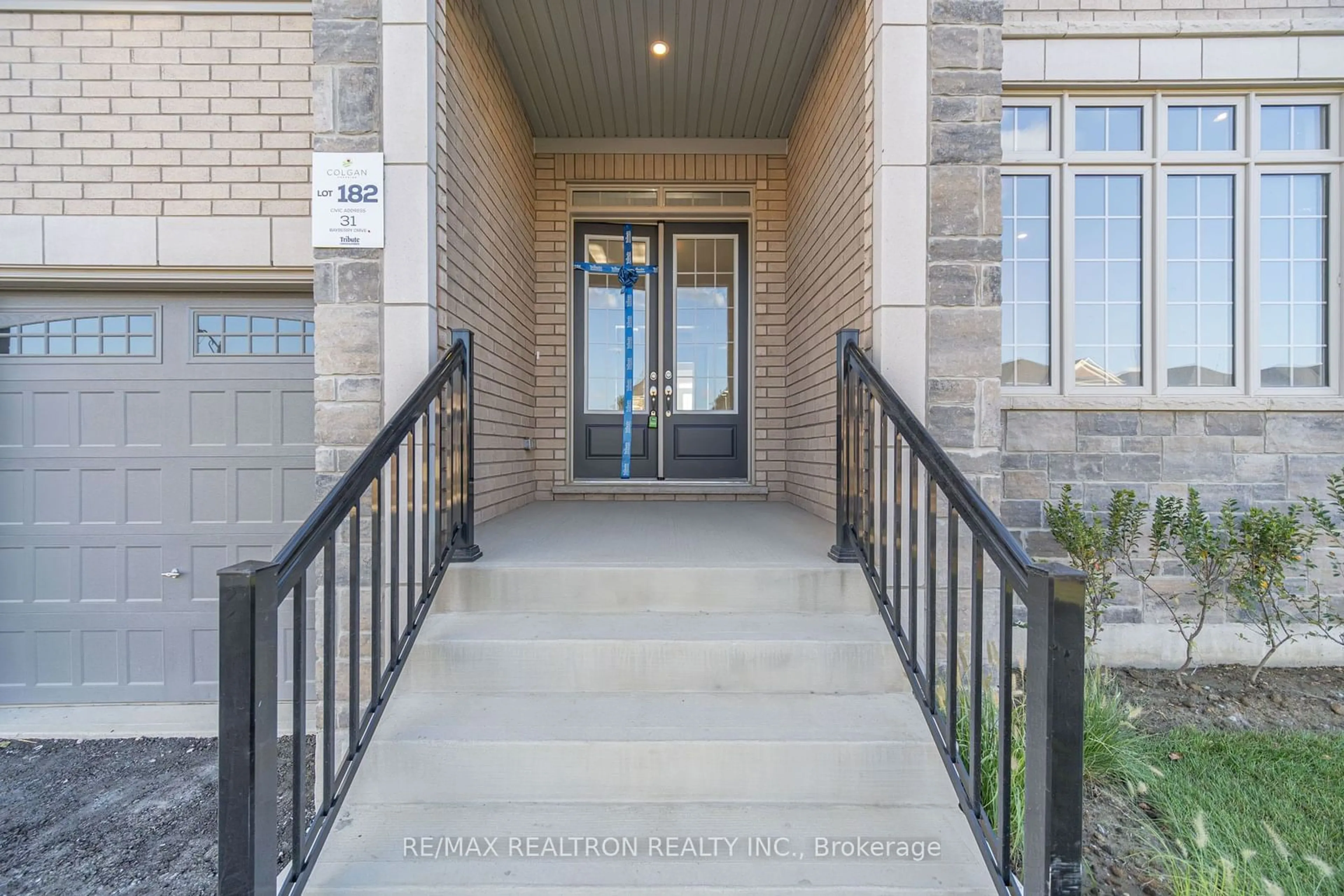 Indoor entryway, cement floor for 31 Bayberry Dr, Adjala-Tosorontio Ontario L0G 1W0