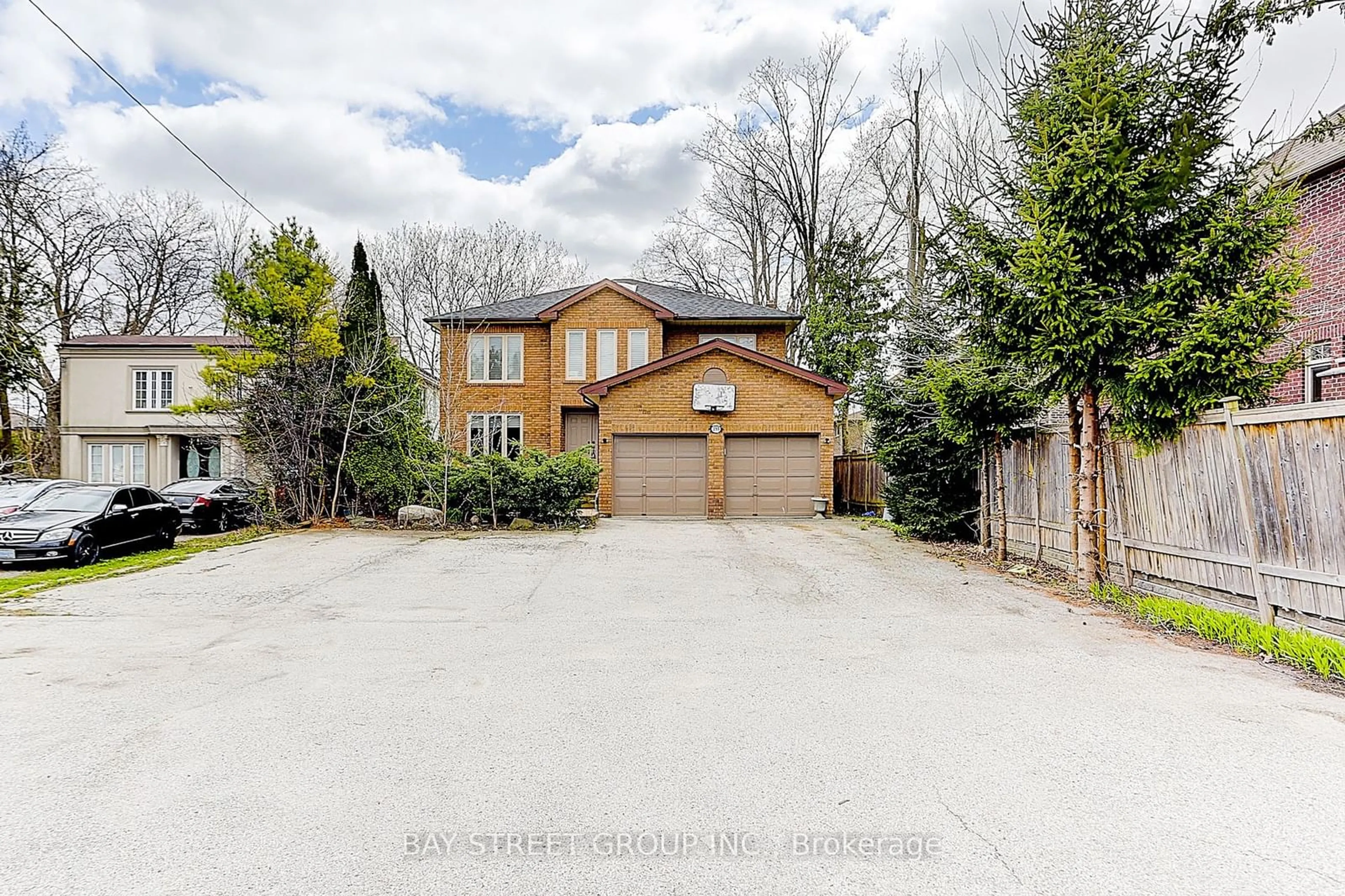 Frontside or backside of a home, the street view for 295 Elgin Mills Rd, Richmond Hill Ontario L4C 4M1