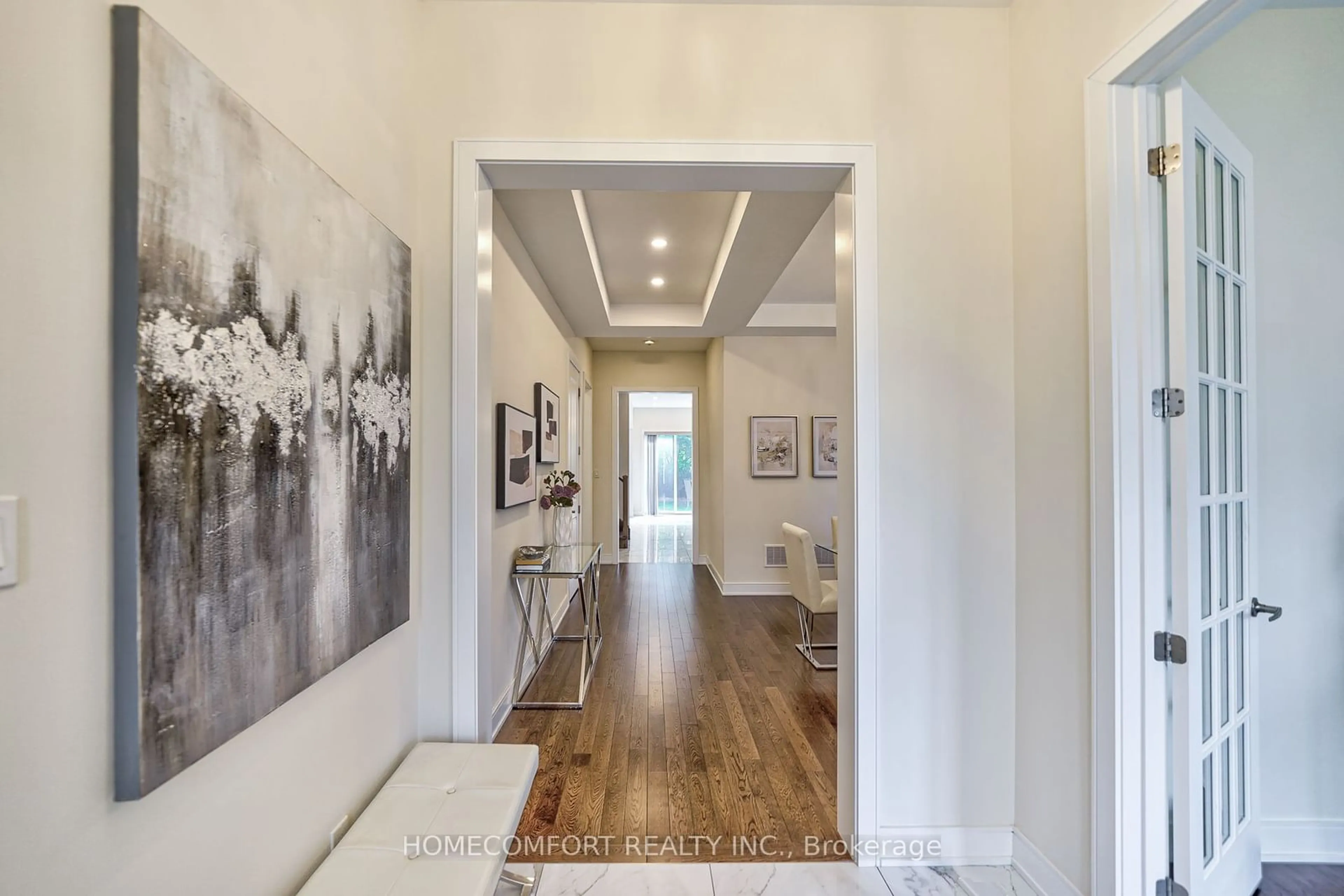 Indoor entryway, wood floors for 99 Mitchell Pl, Newmarket Ontario L3Y 0C7