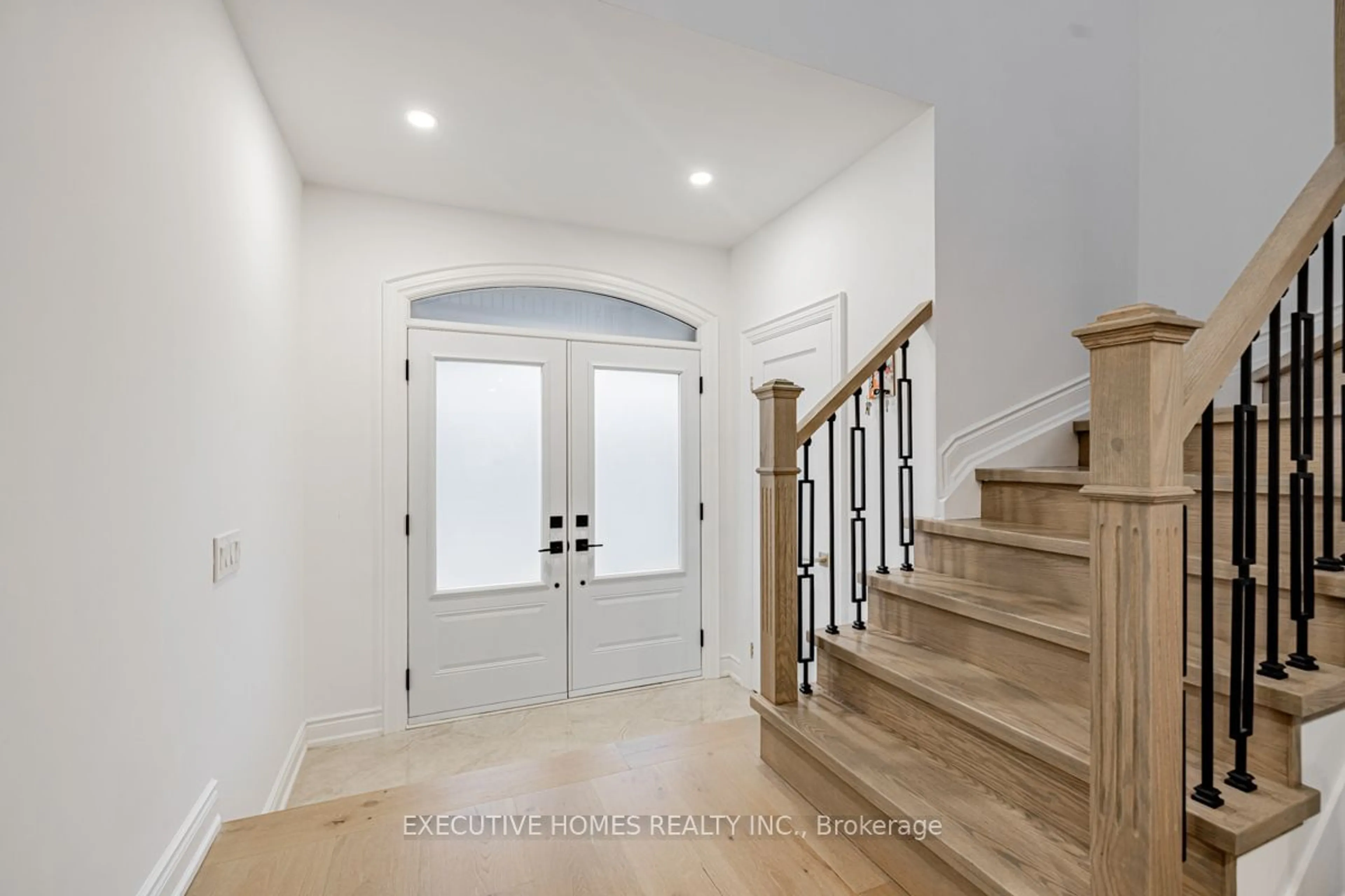 Indoor entryway, wood floors for 374 Gilpin Dr, Newmarket Ontario L3X 3H2