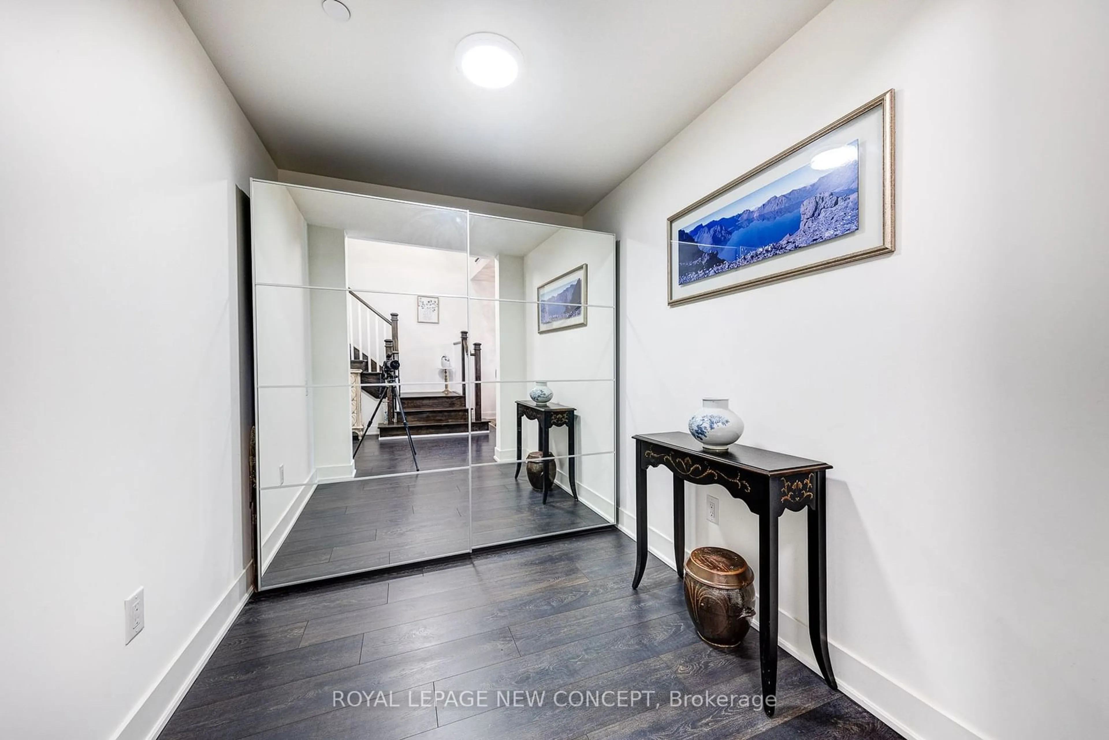 Indoor foyer for 7608 Yonge St #106, Vaughan Ontario L4J 1V9