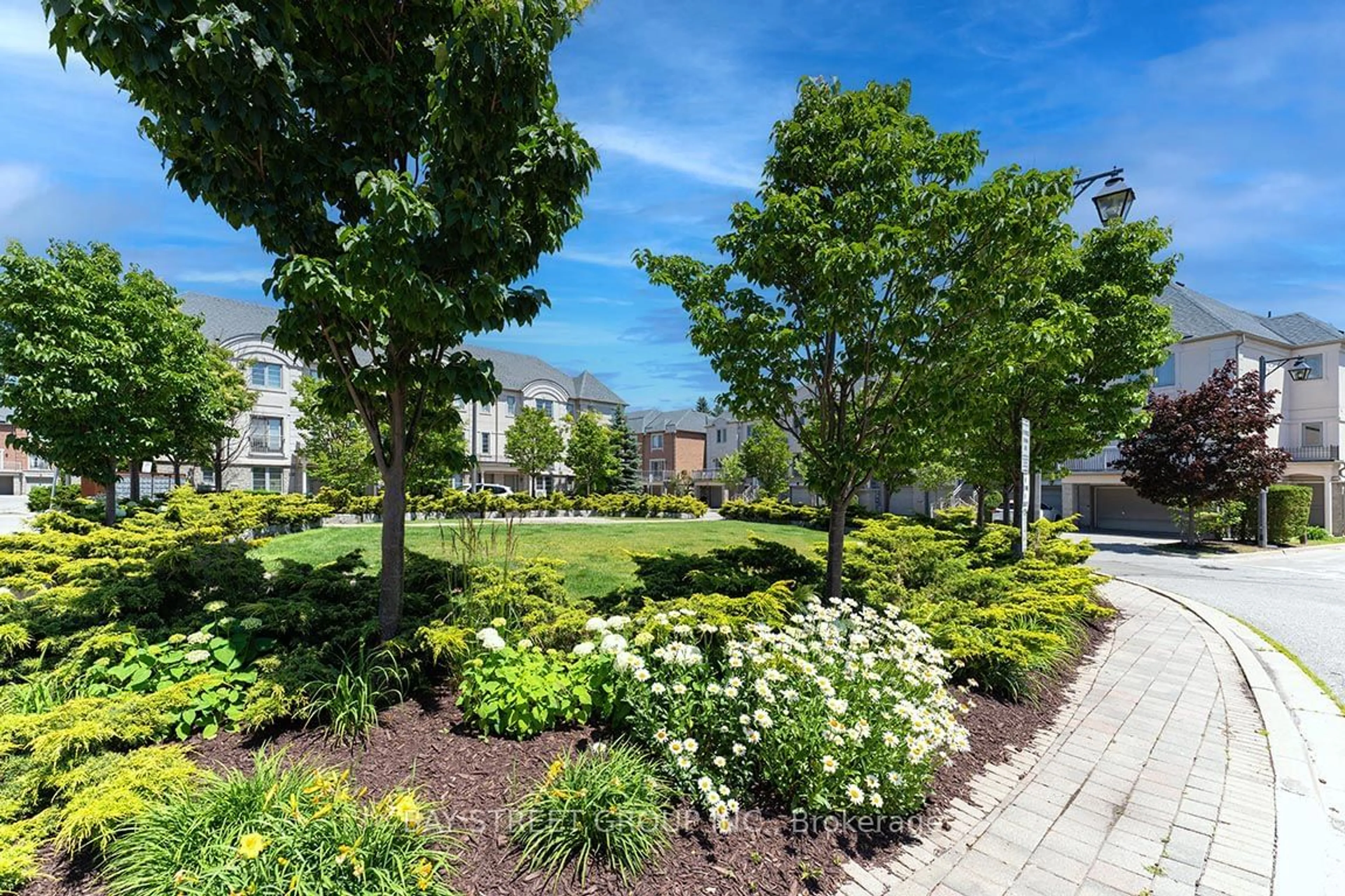 Patio, the street view for 9133 Bayview Ave #TH7, Richmond Hill Ontario L4B 4C5