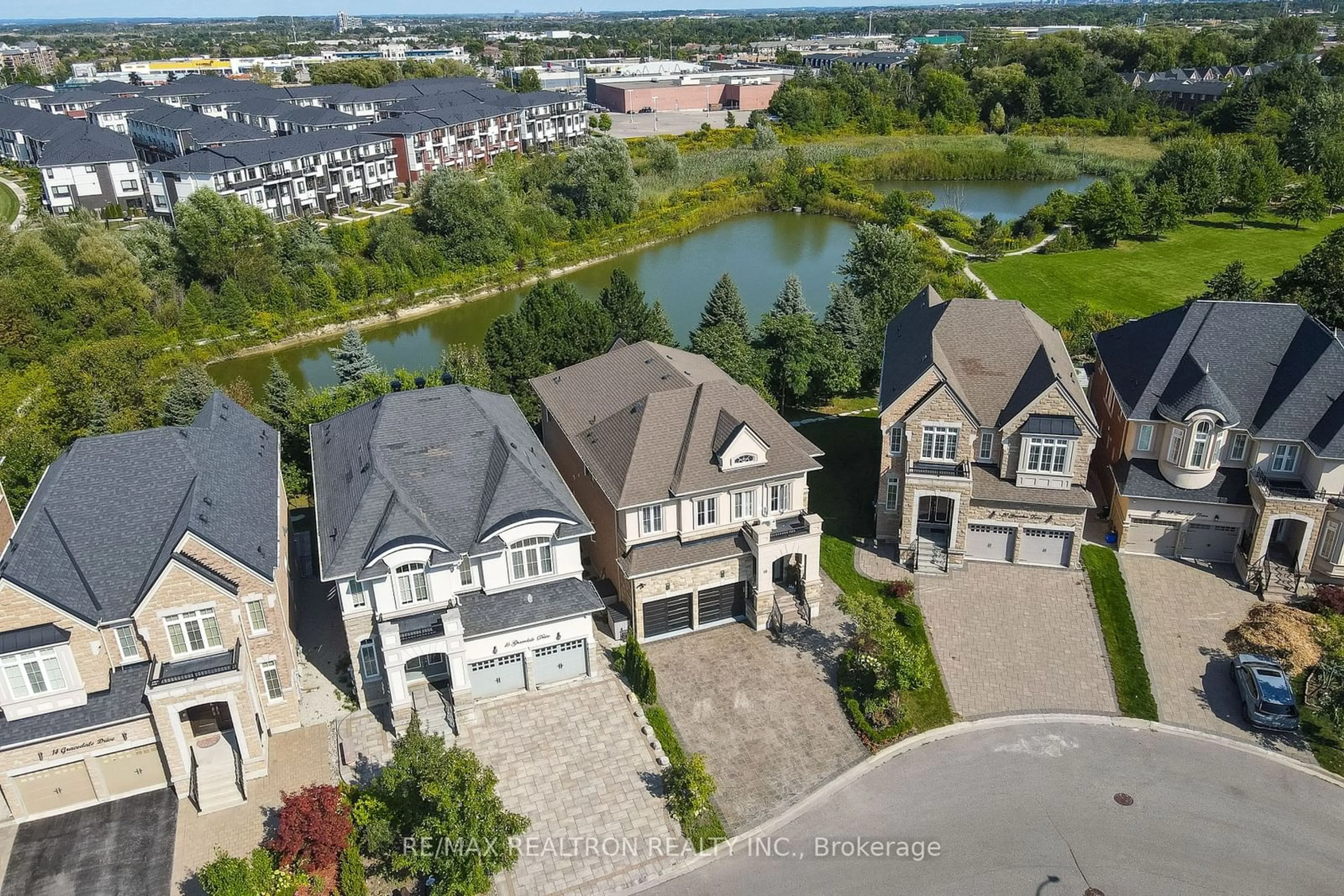 A pic from exterior of the house or condo, the street view for 18 Gracedale Dr, Richmond Hill Ontario L4C 0Y3