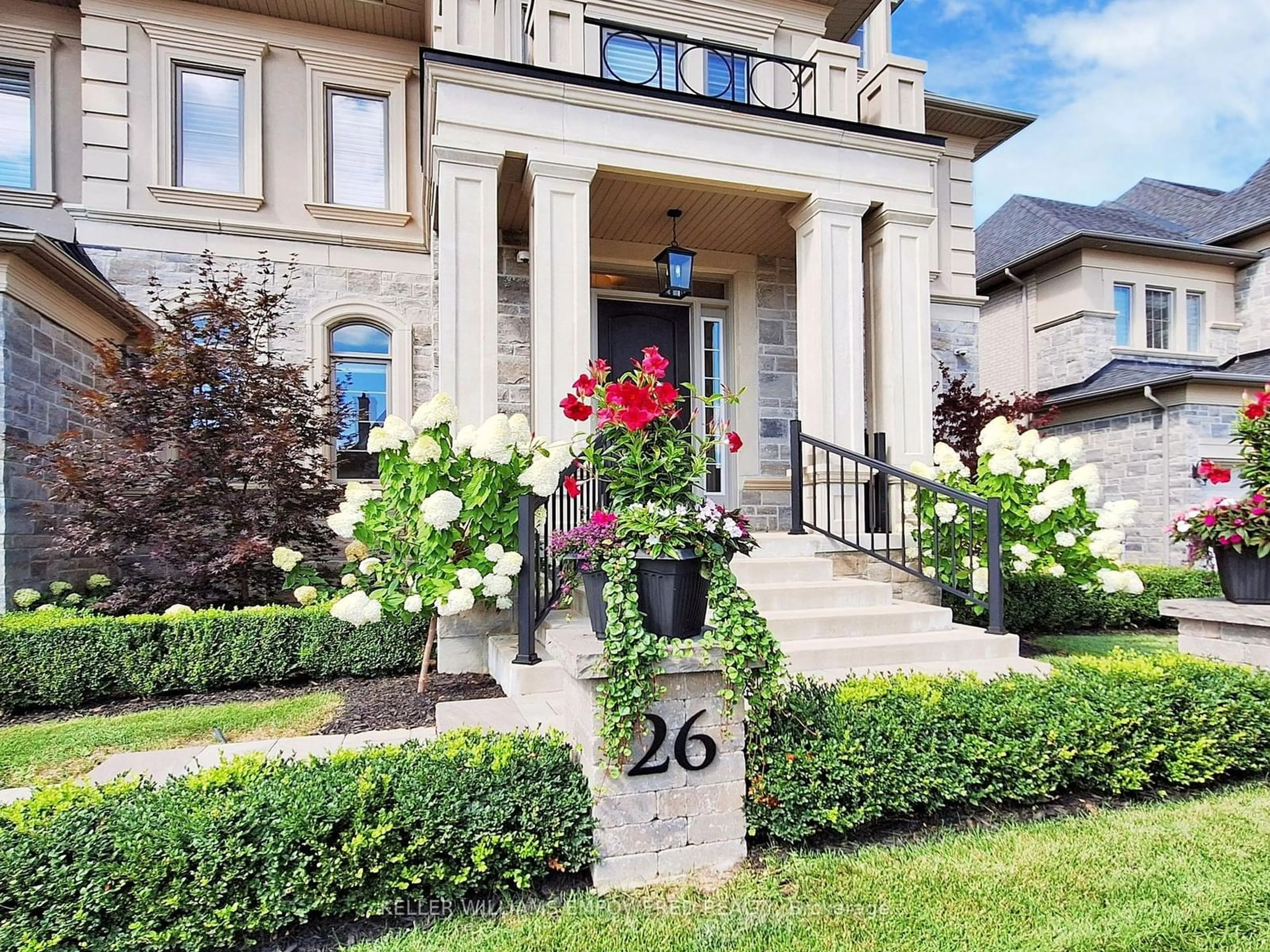 Indoor entryway, carpet floors for 26 James Stokes Crt, King Ontario L7B 0M7