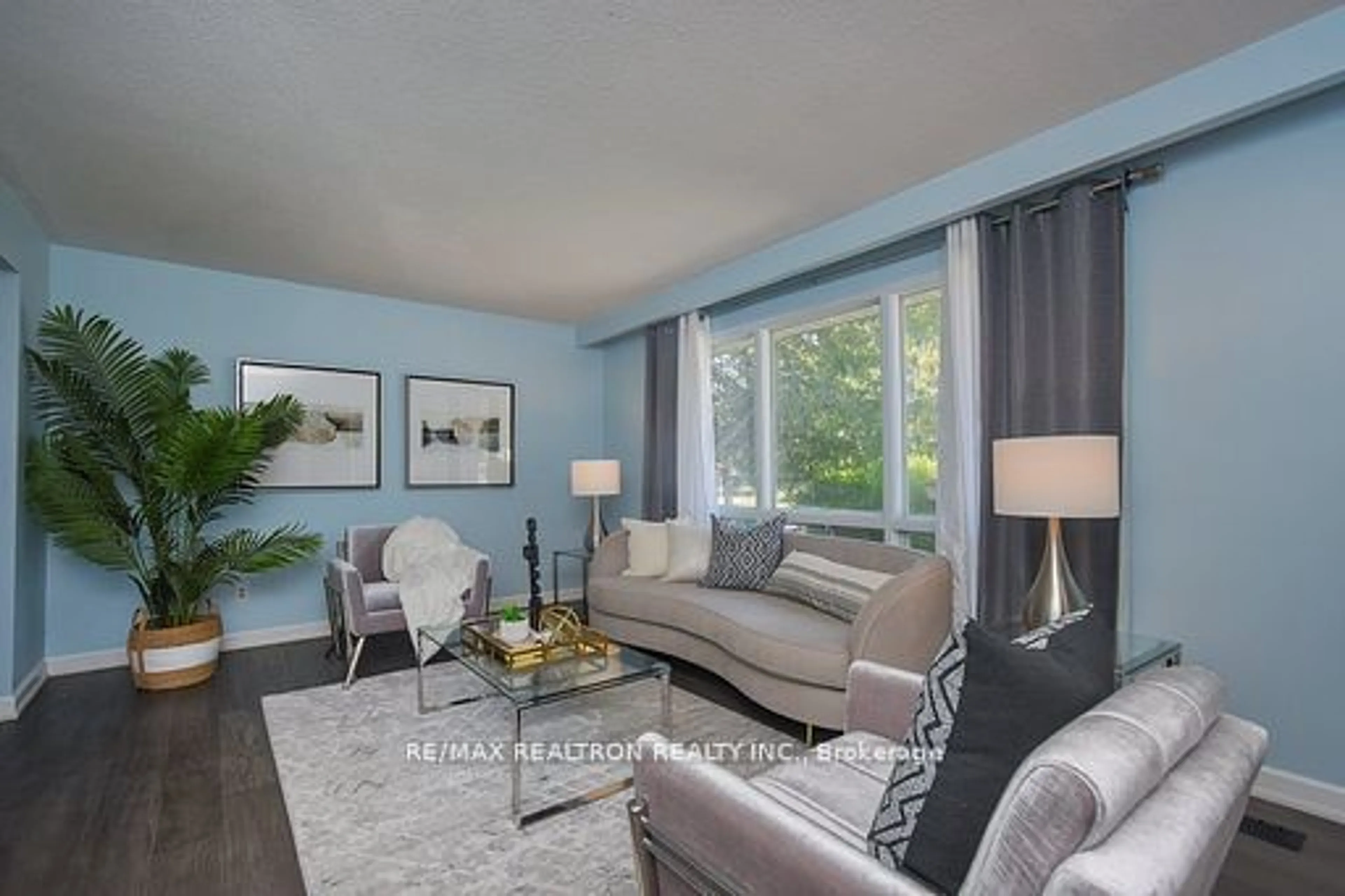 Living room for 520 Elm Rd, Whitchurch-Stouffville Ontario L4A 1W8