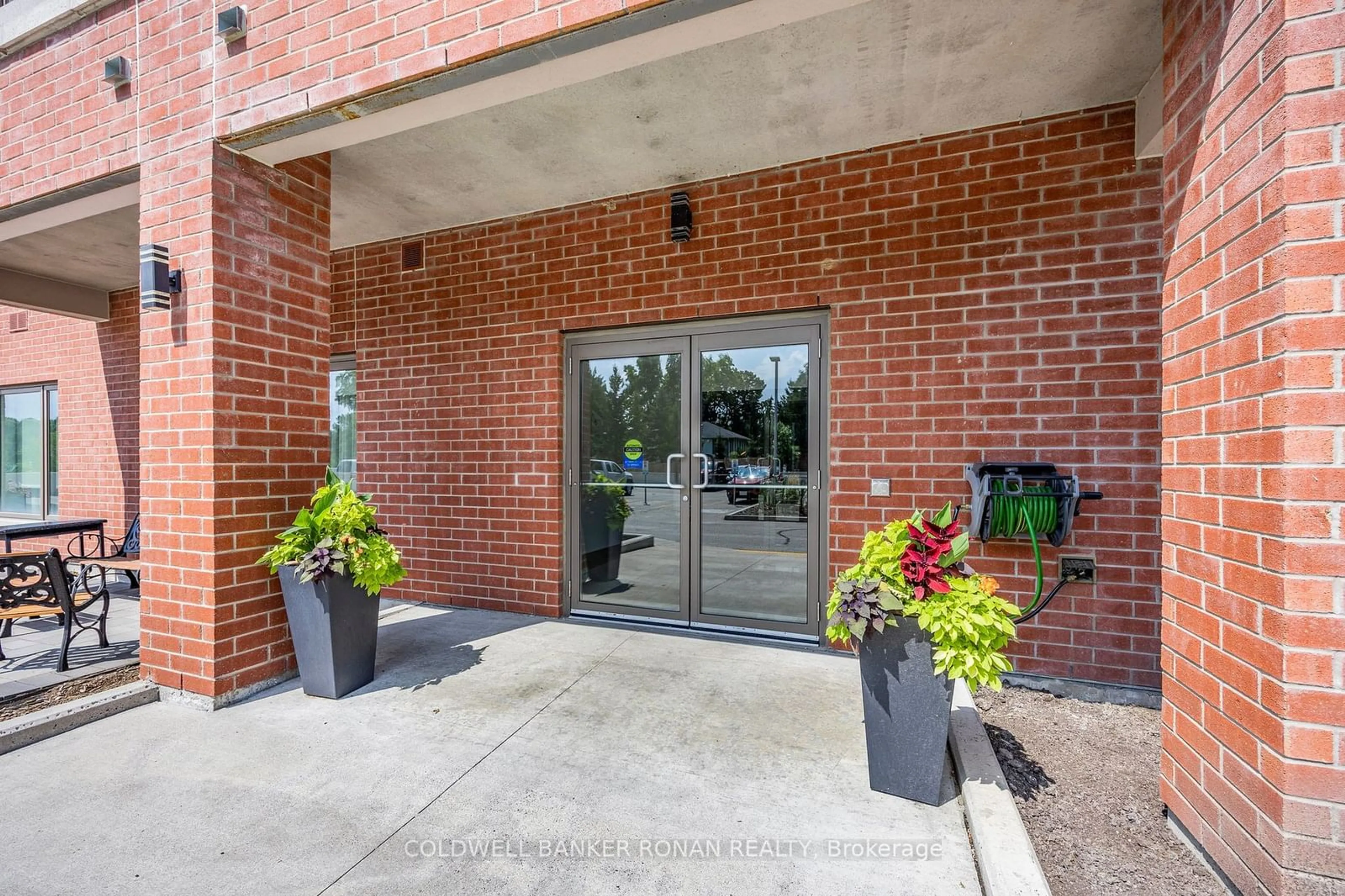 Indoor foyer, cement floor for 64 Queen St #609, New Tecumseth Ontario L0G 1W0