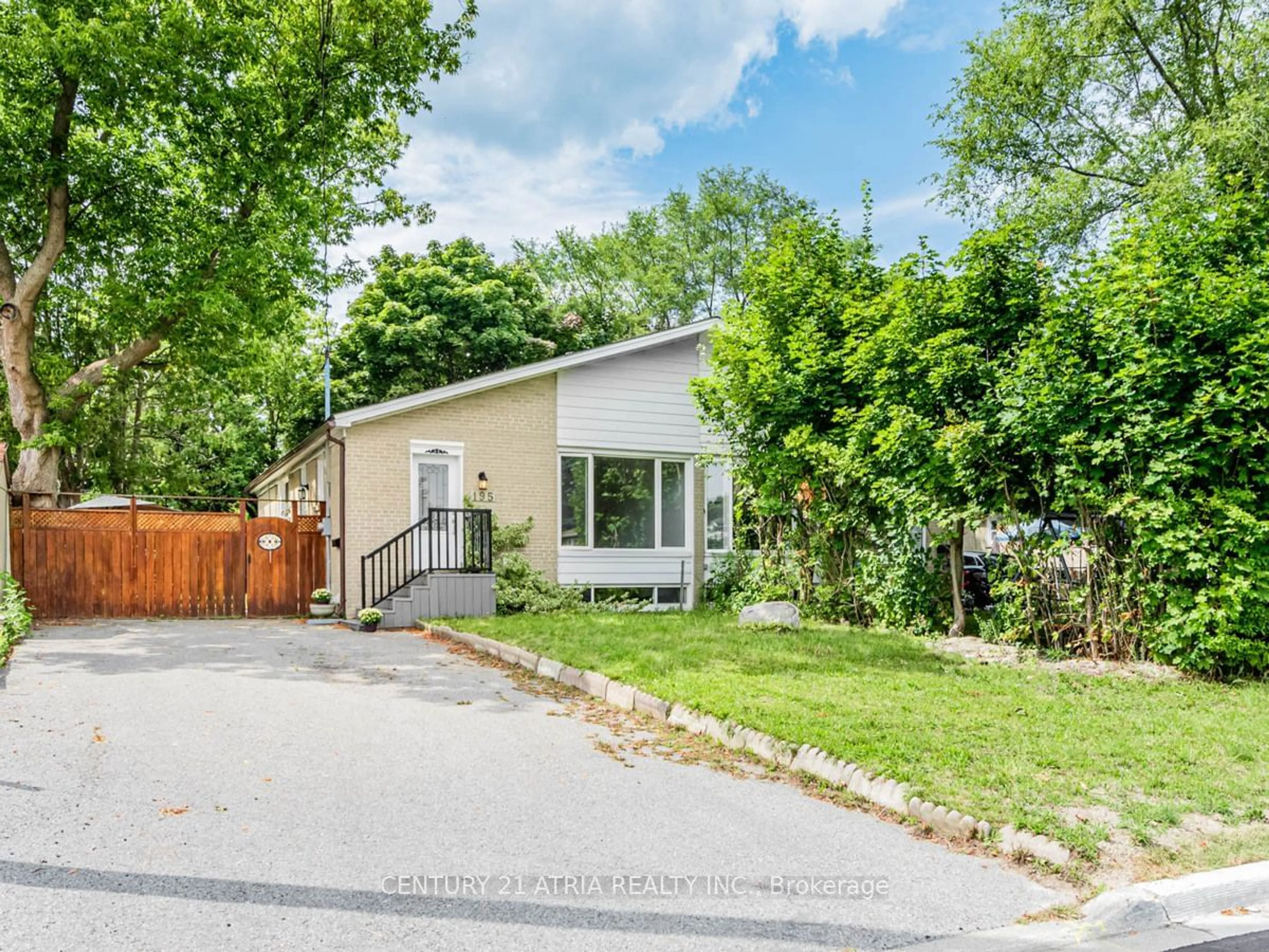 Frontside or backside of a home, cottage for 195 Taylor Mills Dr, Richmond Hill Ontario L4C 2T5