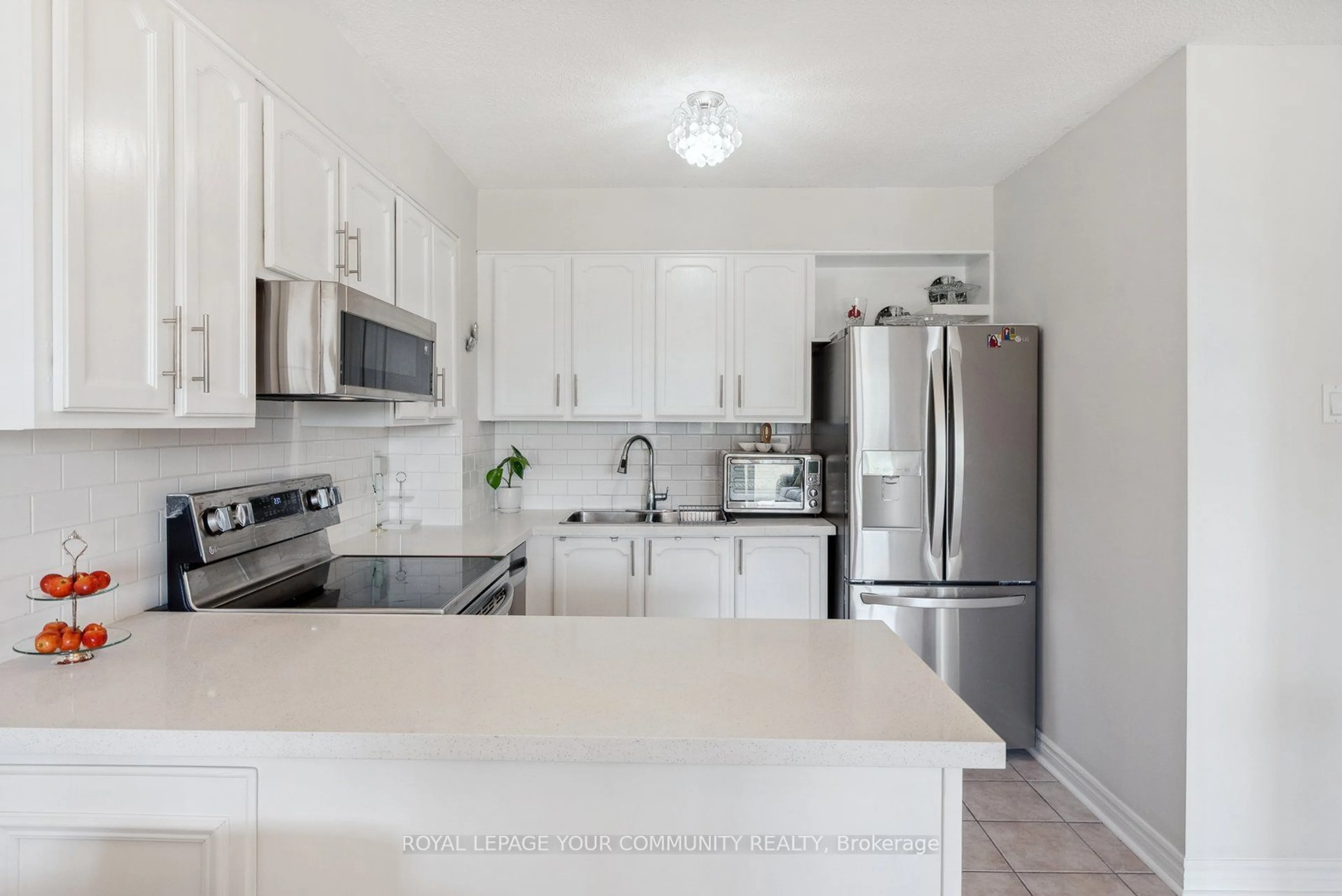 Standard kitchen for 8111 Yonge St #511, Markham Ontario L3T 4V9