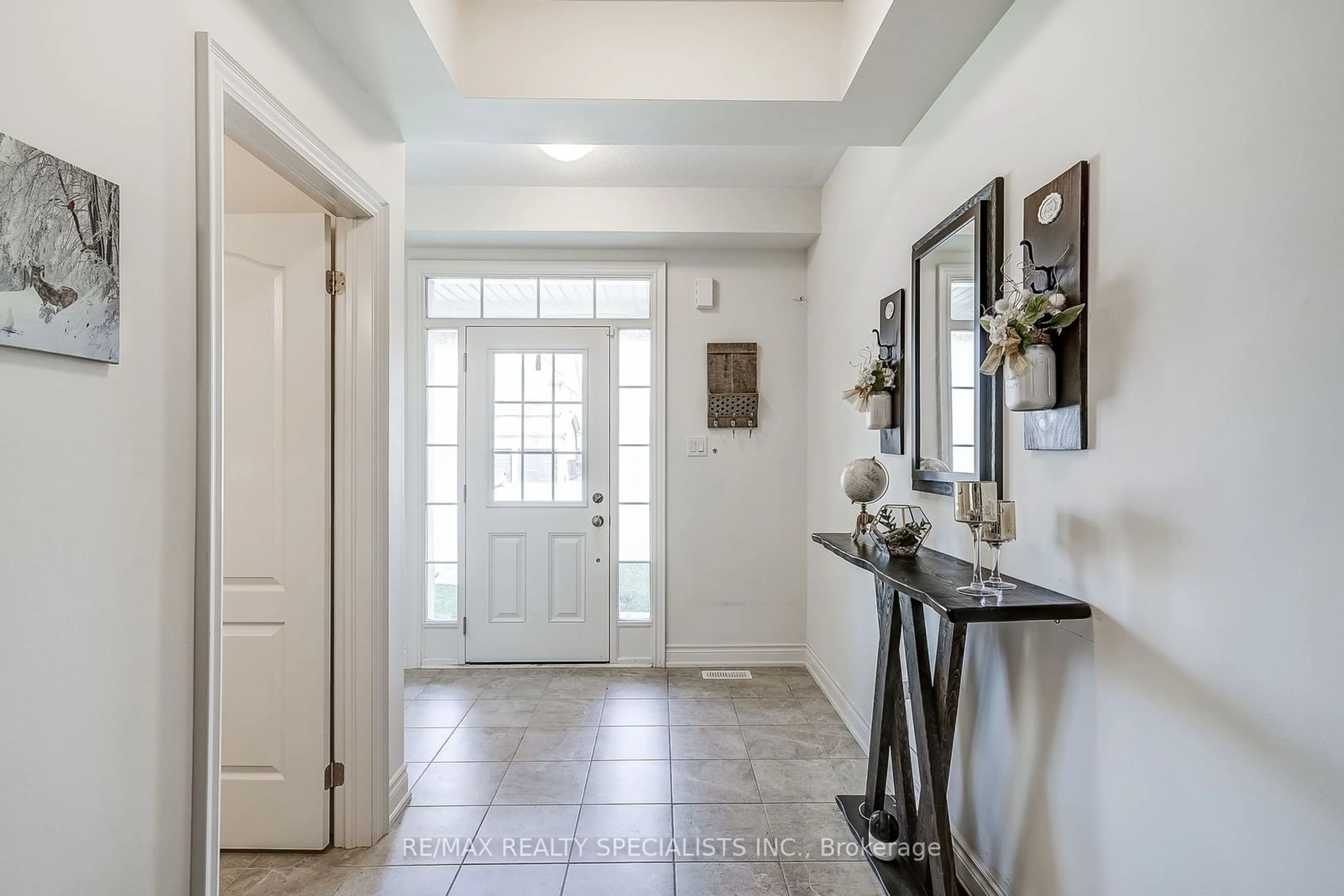 Indoor entryway, wood floors for 281 Blue Dasher Blvd, Bradford West Gwillimbury Ontario L3Z 4H8