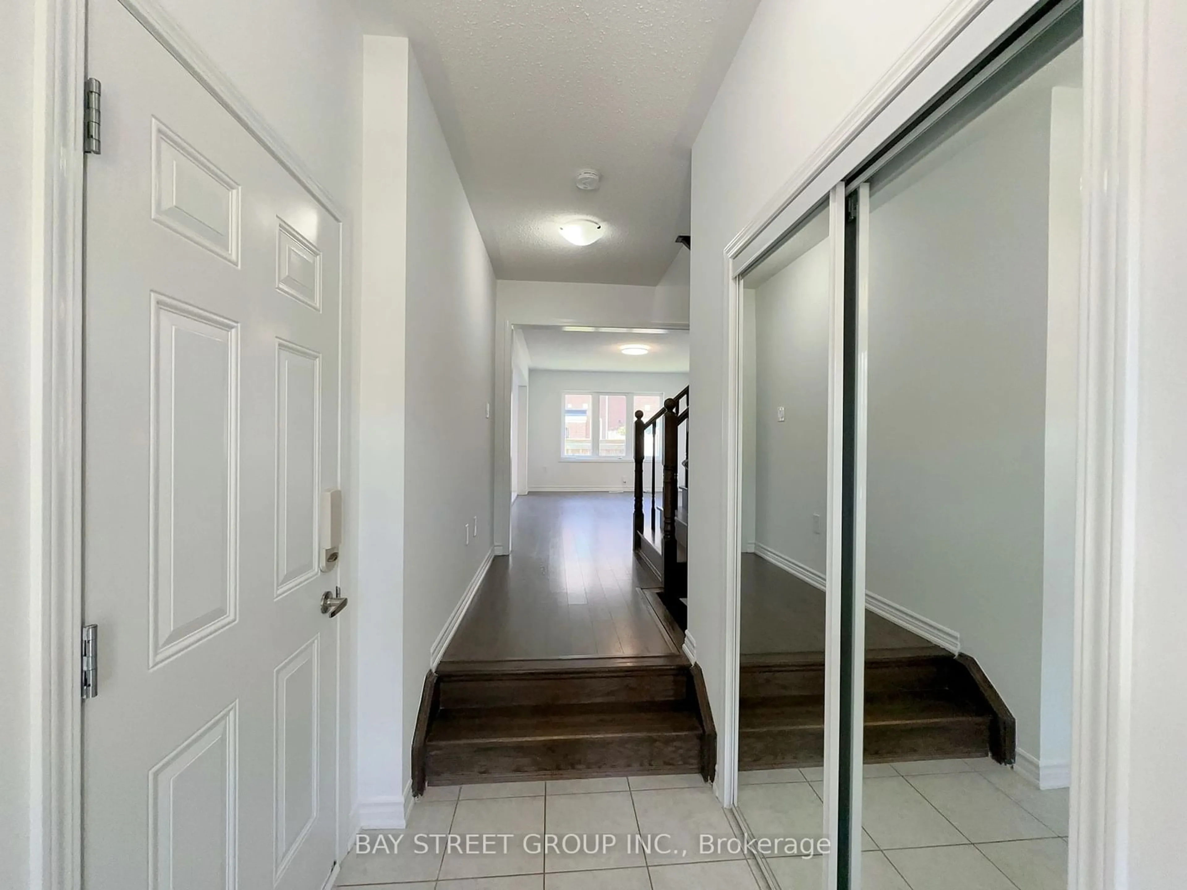 Indoor foyer for 119 Hutt Cres, Aurora Ontario L3X 1V9