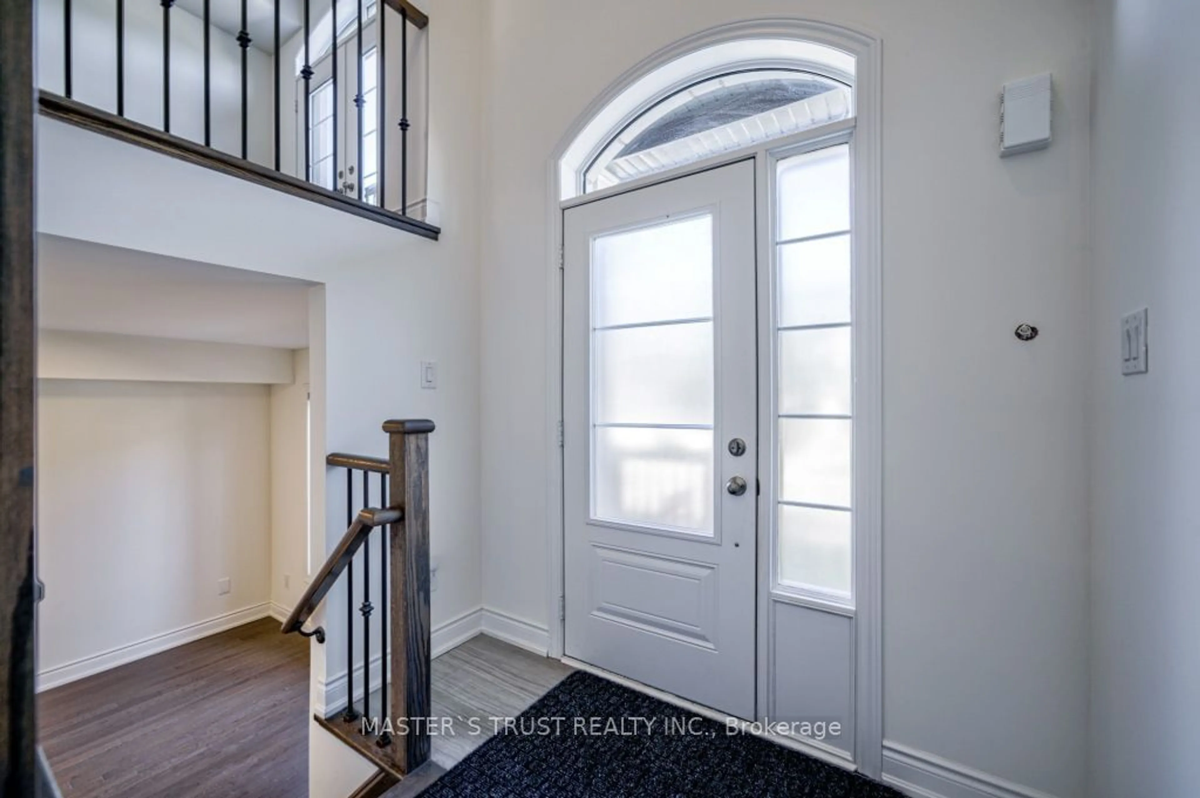 Indoor entryway for 105 Lichfield Rd, Markham Ontario L3R 0W9