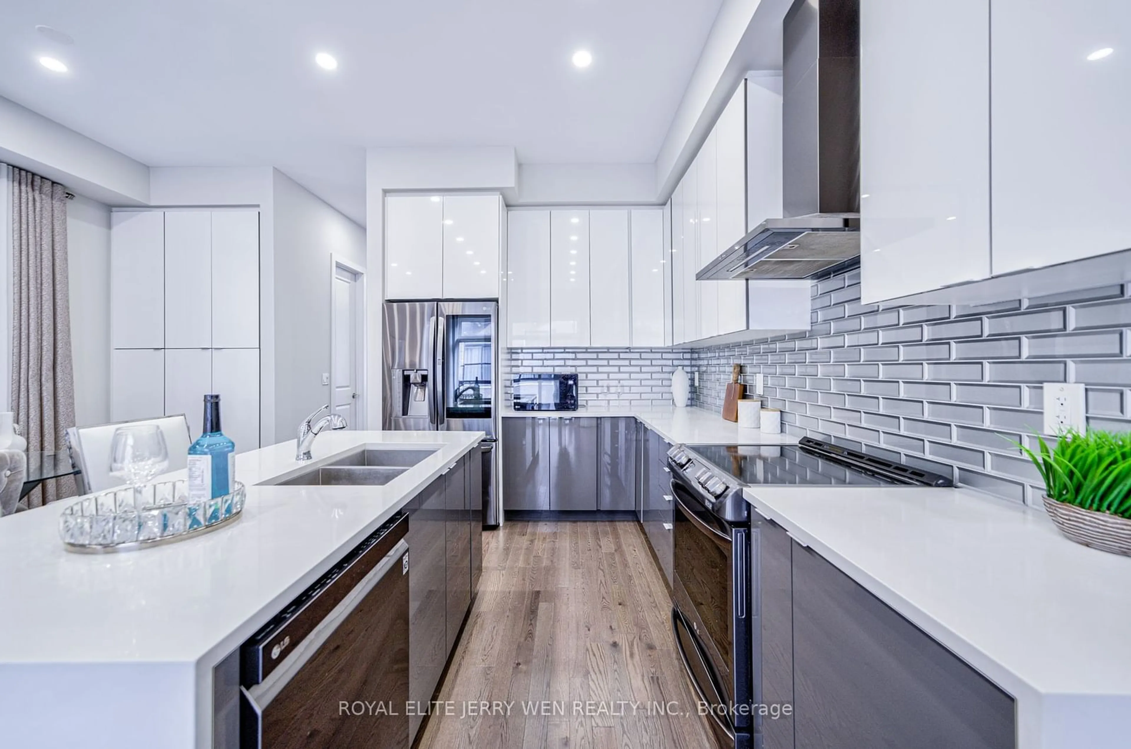 Contemporary kitchen for 54 Laskin Dr, Vaughan Ontario L6A 5A4