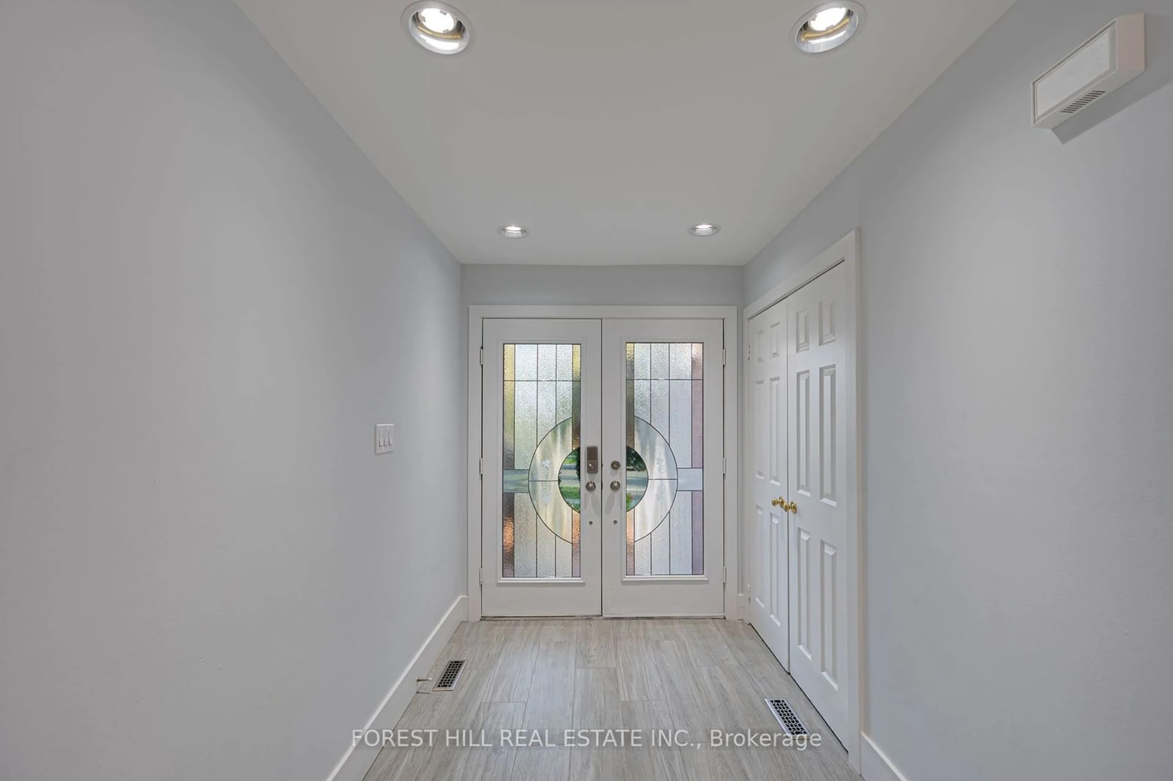 Indoor entryway, wood floors for 112 Downing Blvd, Vaughan Ontario L4J 7M2