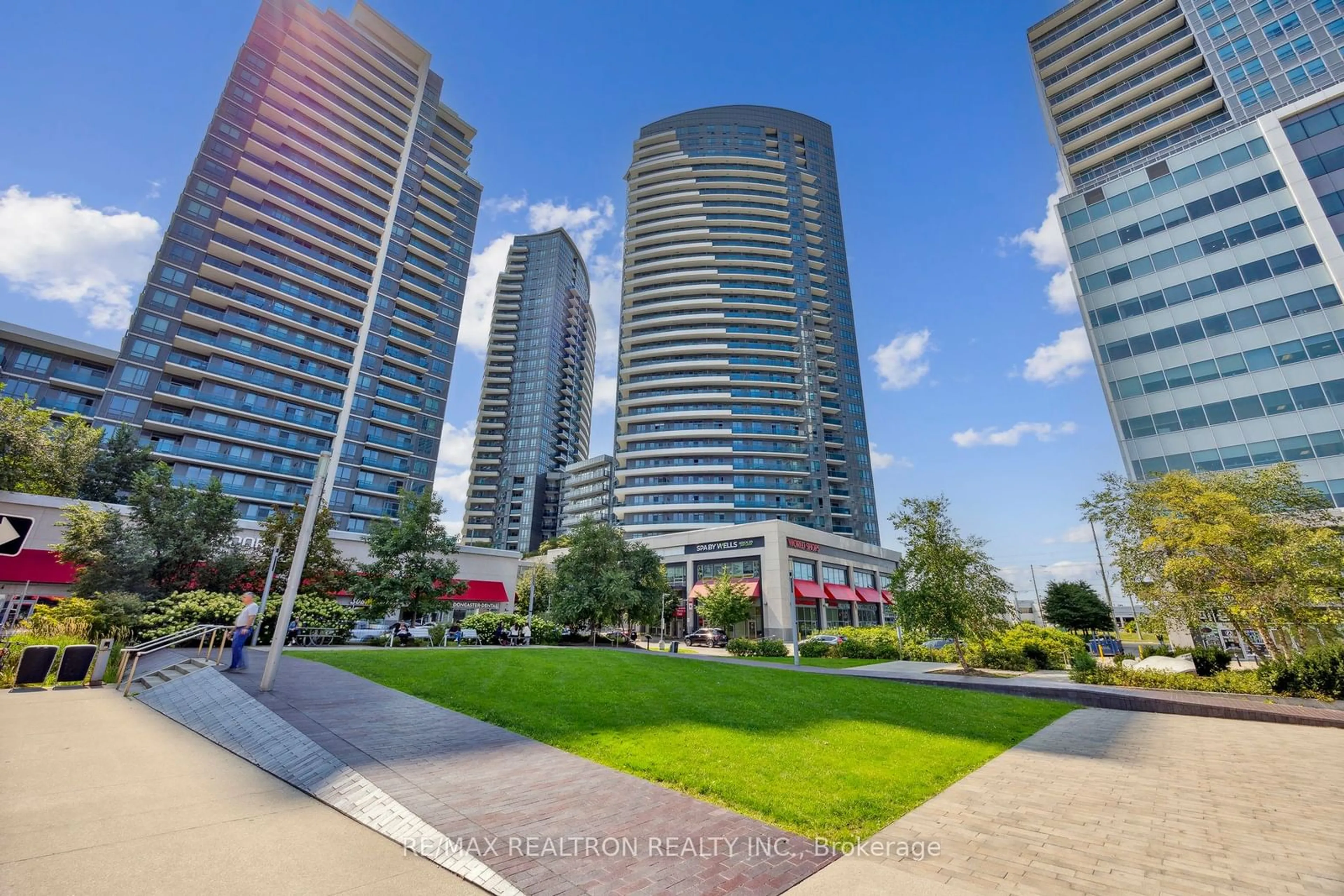 A pic from exterior of the house or condo, the view of city buildings for 7171 Yonge St #PH303, Markham Ontario L3T 0C5